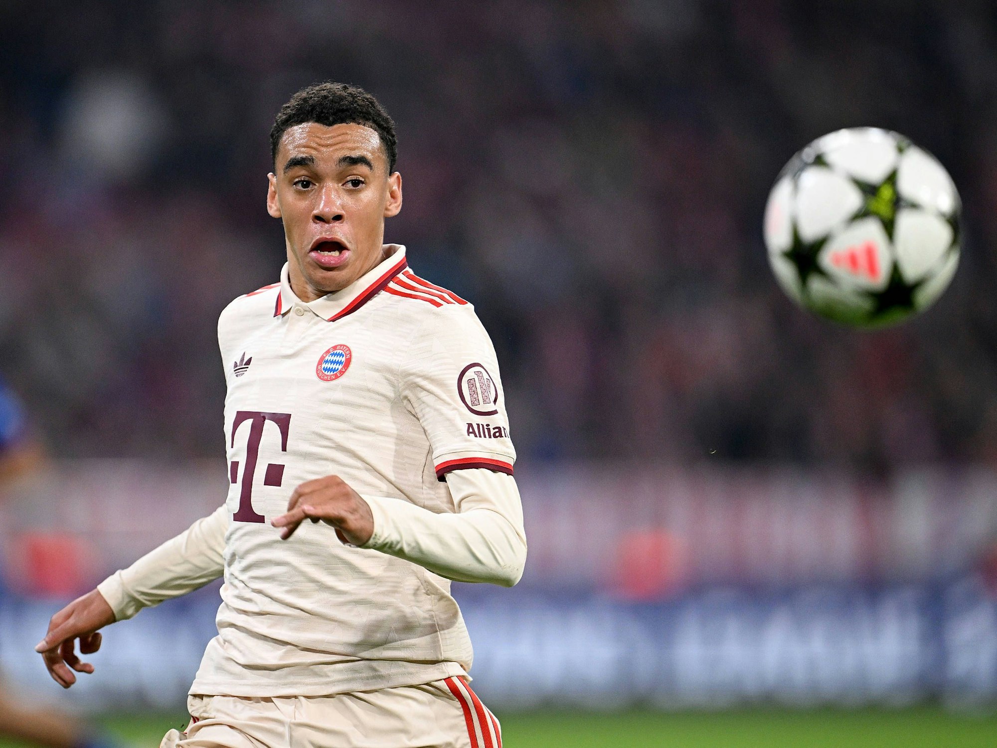 Jamal Musiala schaut auf den Ball.