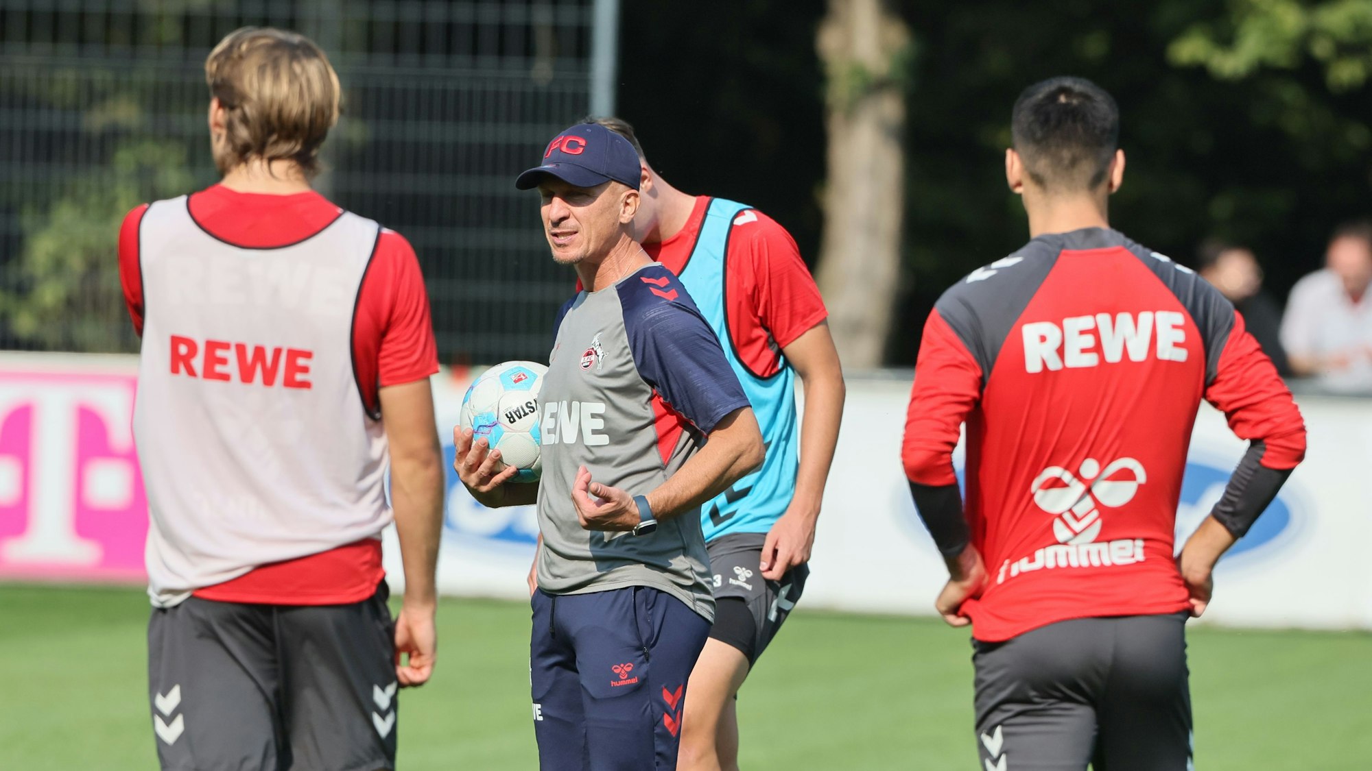 Gerhard Struber spricht im FC-Training mit seinen Spielern.