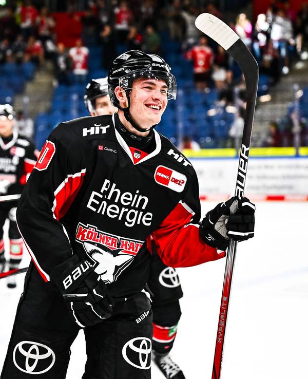 Justin Schütz jubelt über einen Treffer im Vorbereitungsspieler gegen die Iserlohn Roosters