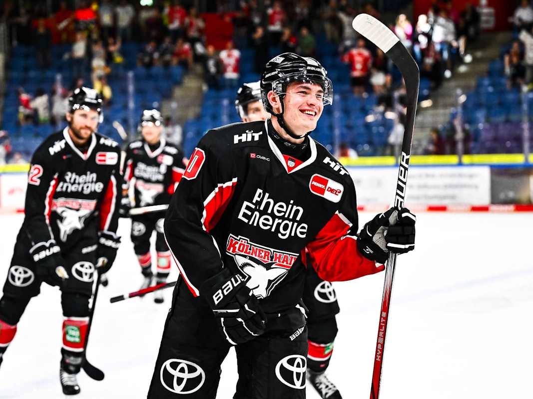 Justin Schütz jubelt über einen Treffer im Vorbereitungsspieler gegen die Iserlohn Roosters