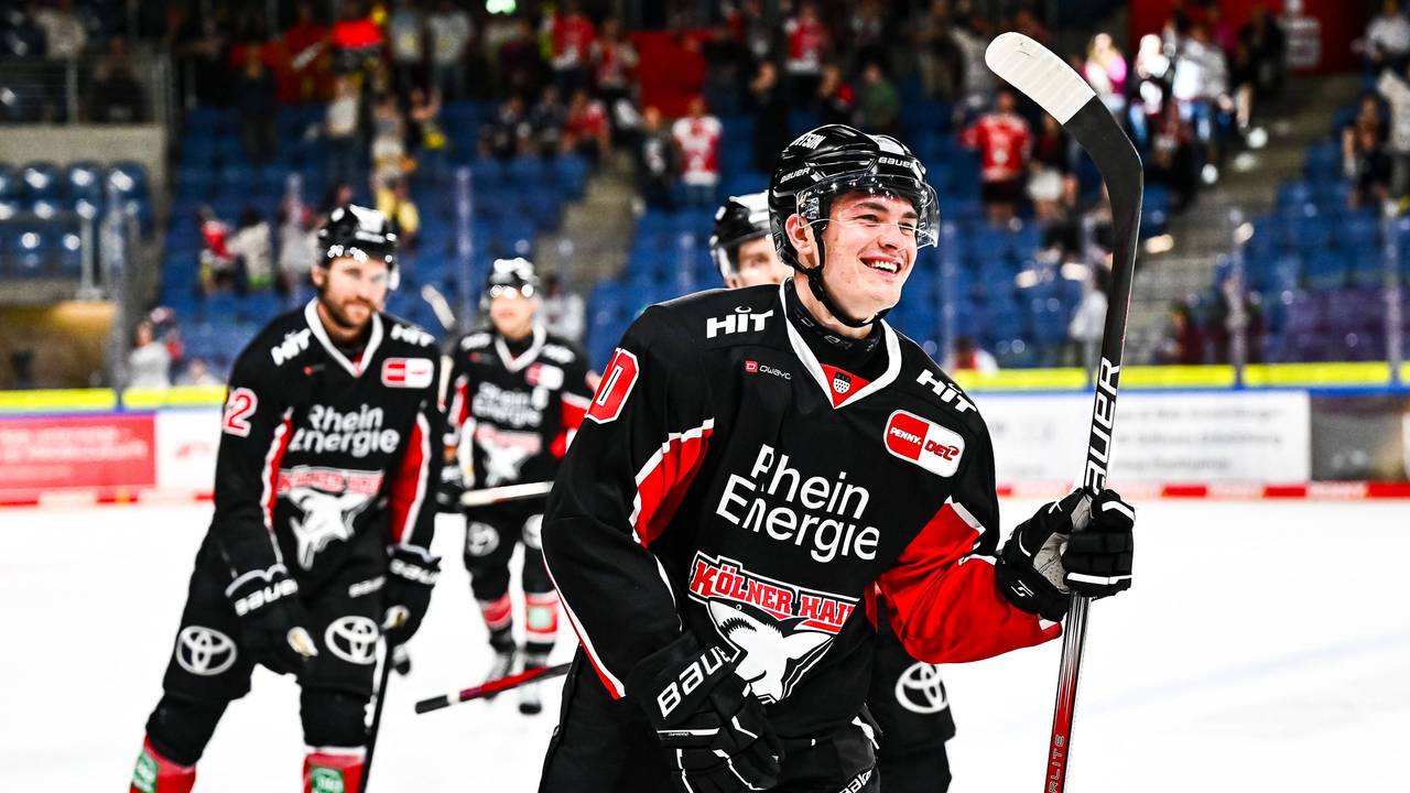 Justin Schütz jubelt über einen Treffer im Vorbereitungsspieler gegen die Iserlohn Roosters