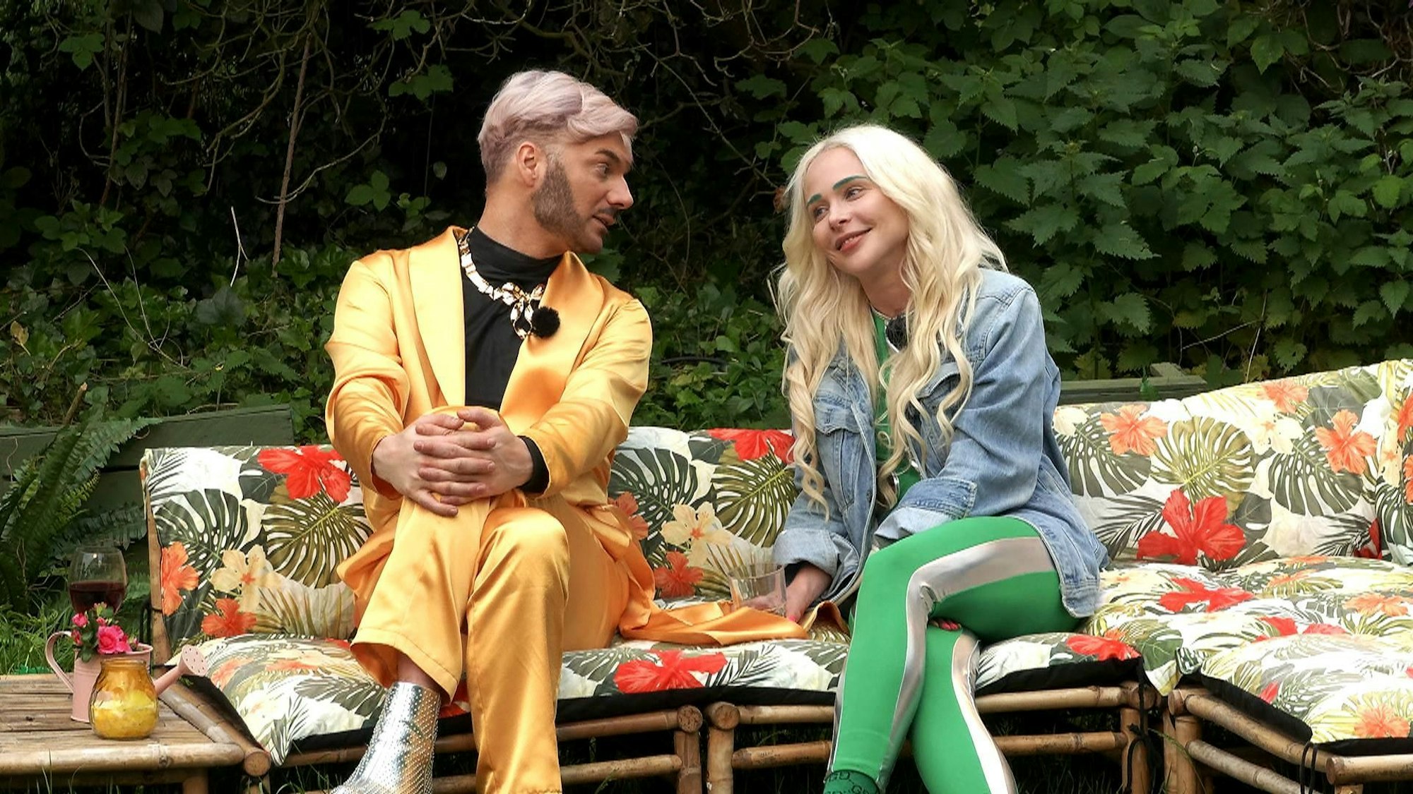 Sam und Theresia im „Sommerhaus“: Im Lästern sind die beiden vereint – sehr zum Unmut von Umut und Emma.