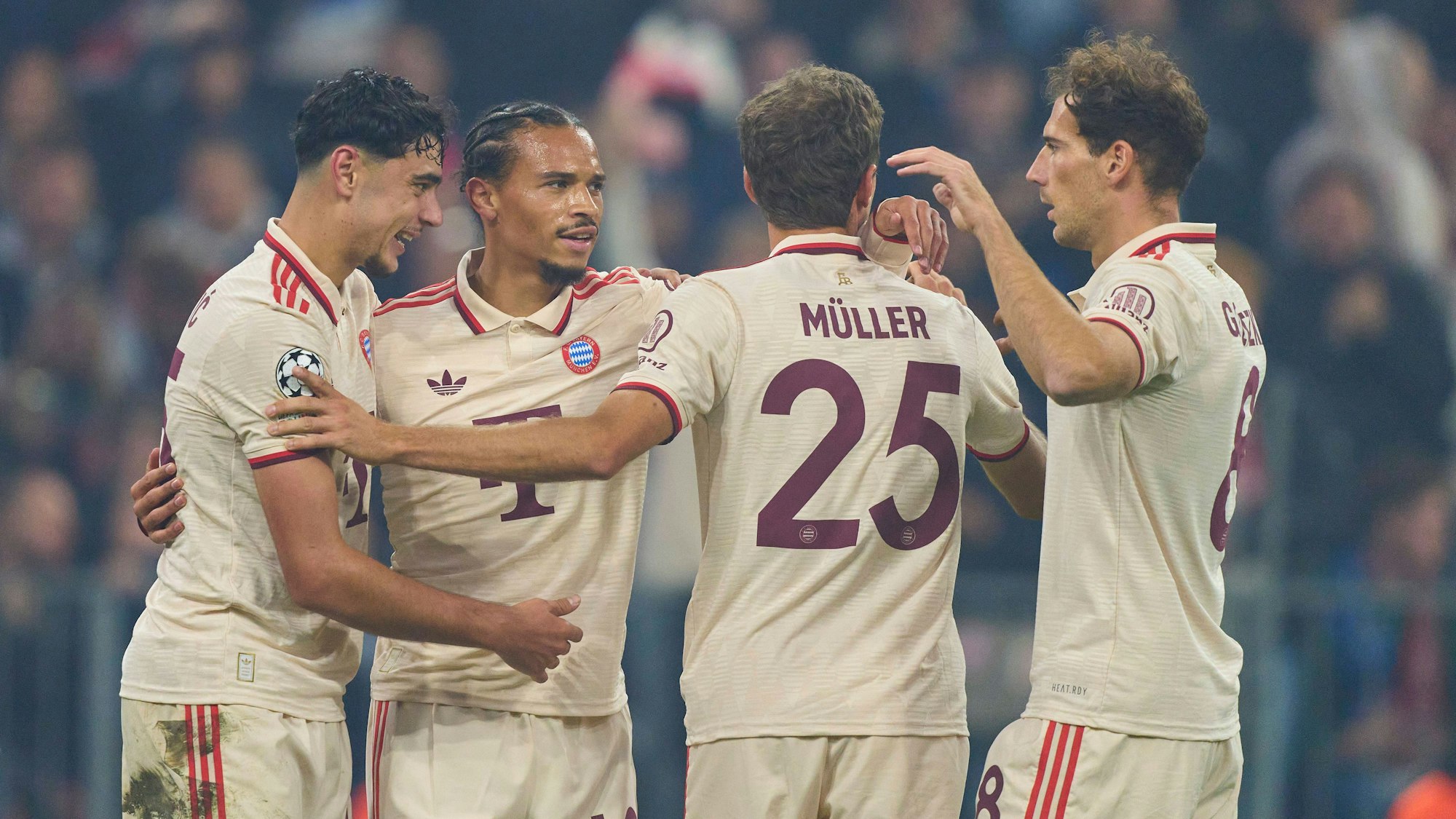 Die Bayern-Stars Aleksandar Pavlovic, Leroy Sané, Thomas Müller und Leon Goretzka (v.l.n.r.) jubeln beim furiosen Sieg in der Champions League gegen Dinamo Zagreb.
