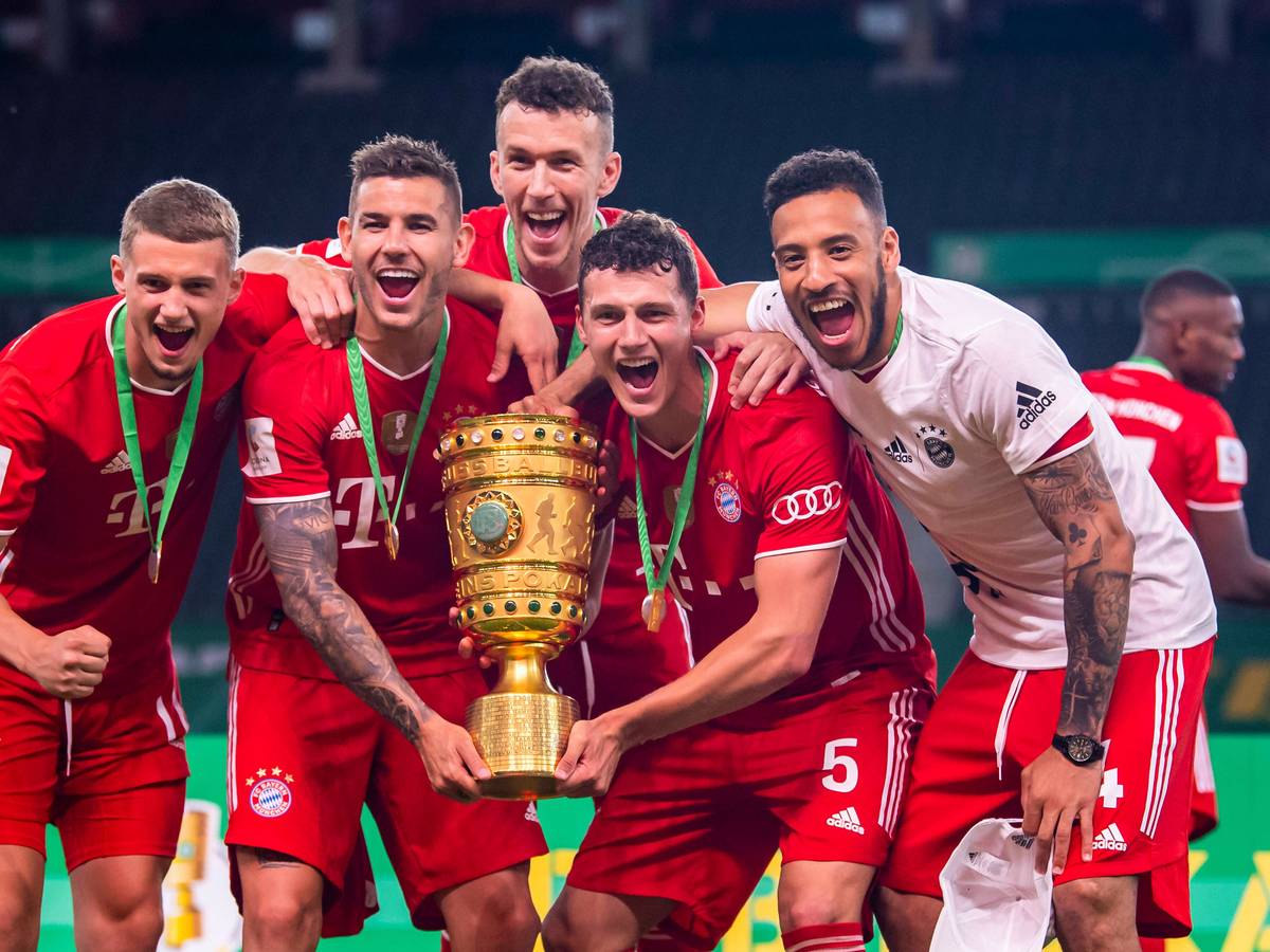 Michael Cuisance, Lucas Hernández, Ivan Perisic, Benjamin Pavard und Corentin Tolisso mit dem DFB-Pokal.