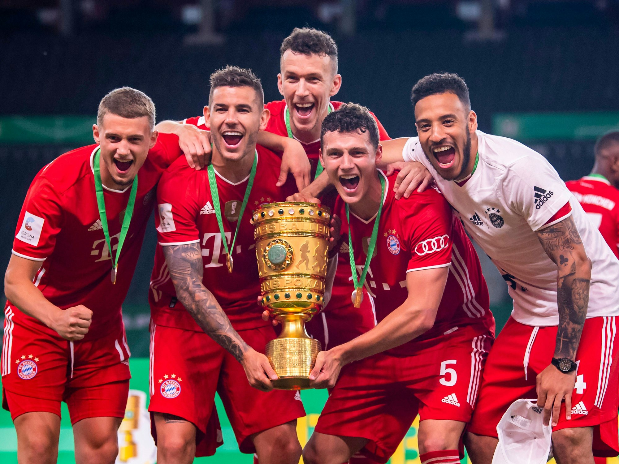 Michael Cuisance, Lucas Hernández, Ivan Perisic, Benjamin Pavard und Corentin Tolisso mit dem DFB-Pokal.