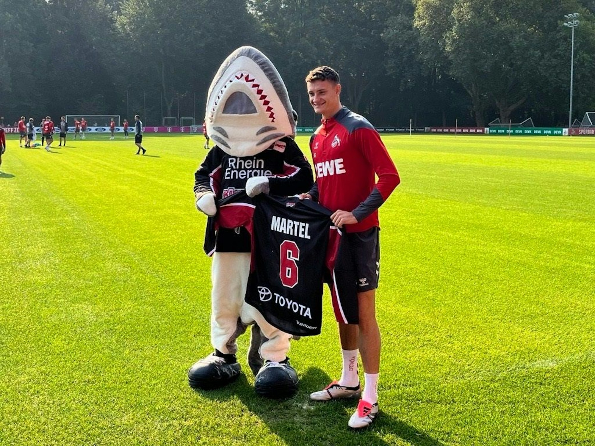 Eric Martel vor dem FC-Training am Mittwoch (18. September 2024) mit Haie-Maskottchen Sharky.
