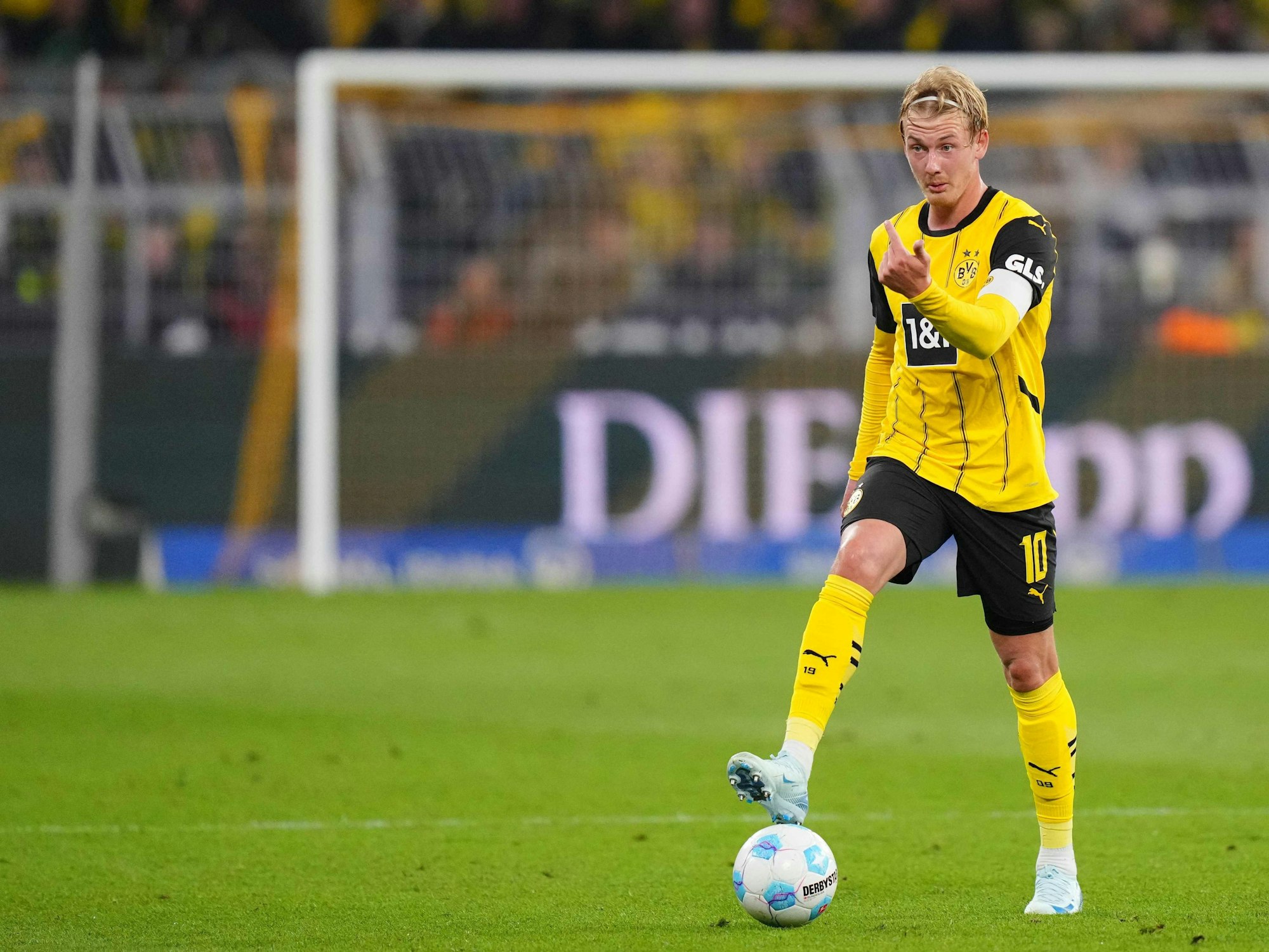 Julian Brandt mit Ball in Aktion.