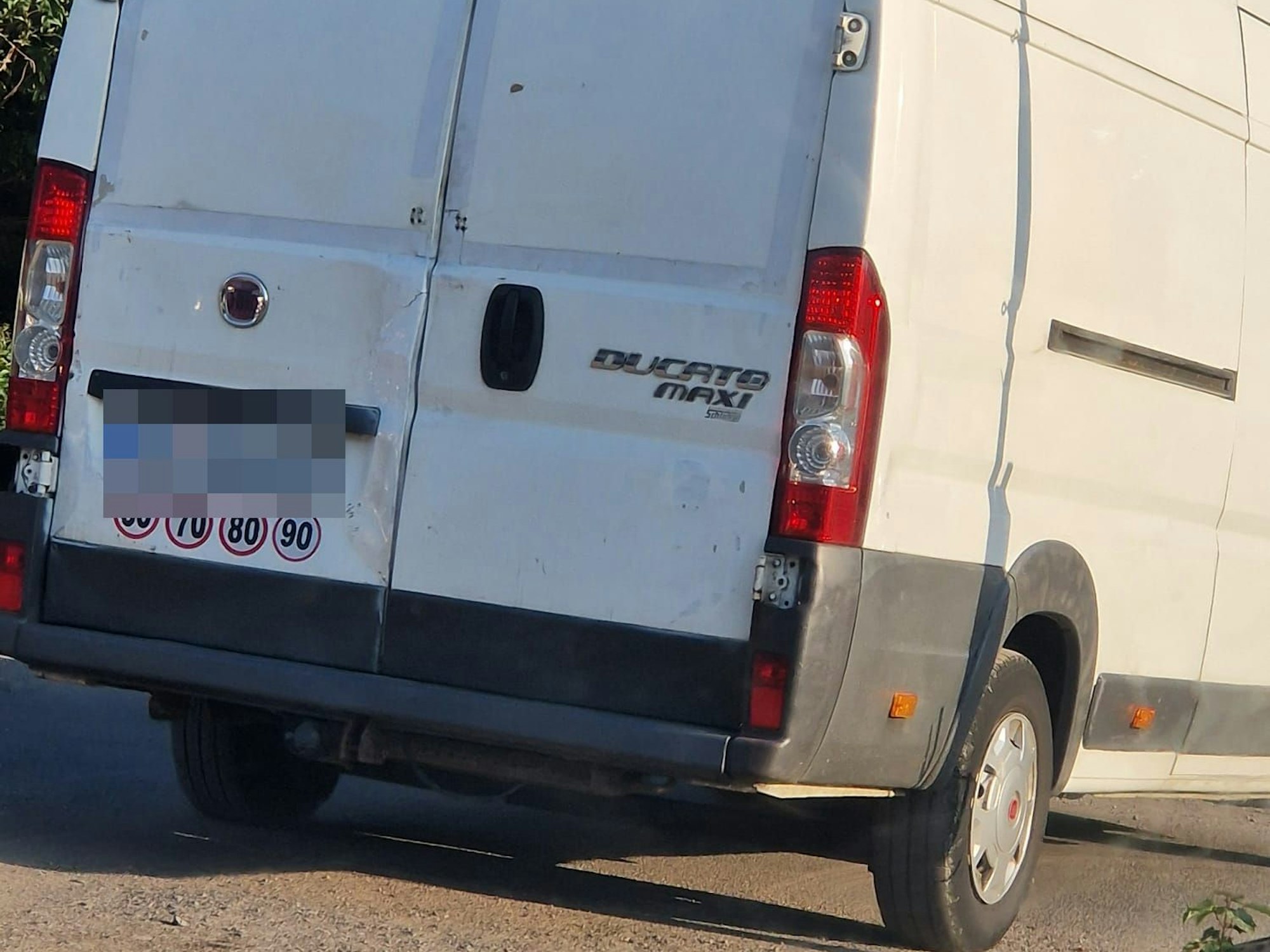 Ein Foto eines weißen Transporters