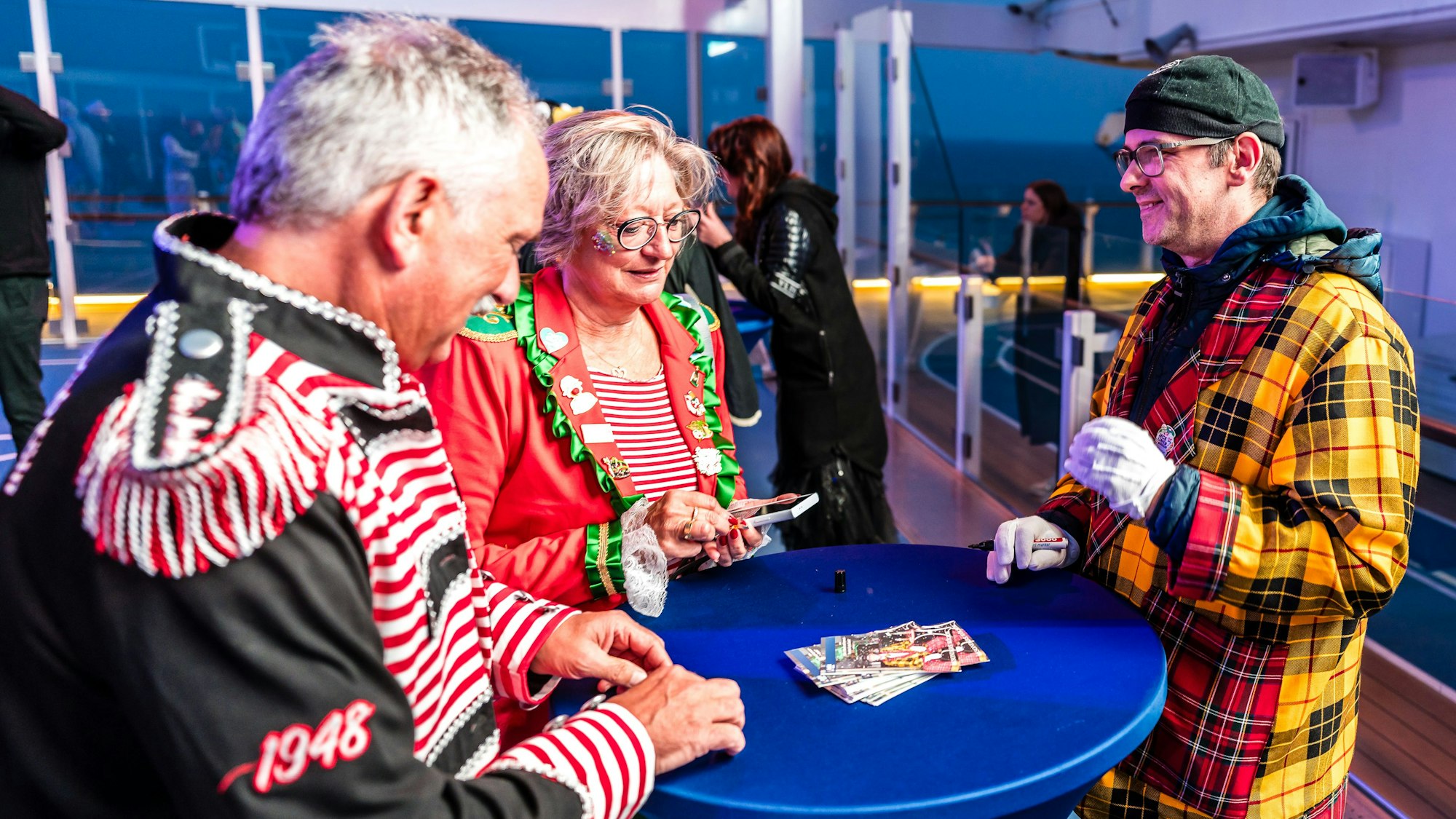 Marc Metzger gibt Autogramme.
