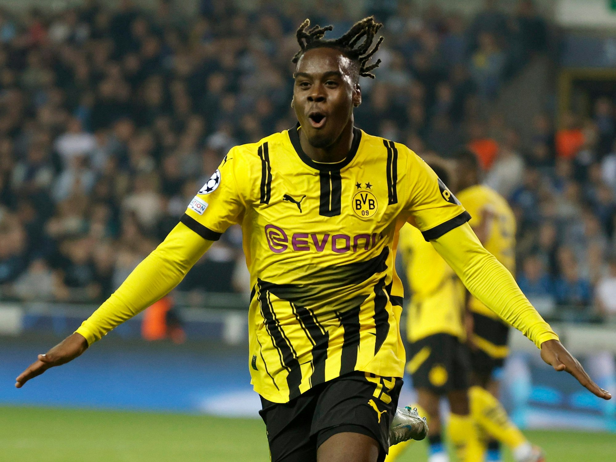 Jamie Gittens jubelt über seinen Treffer.