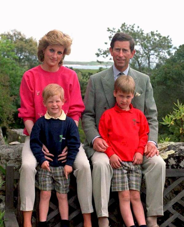 Royal familiy: So idyllisch wie auf dem Foto war es wohl nie. Die Prinzen Harry (vorne links) und William neben ihrer Mutter, Prinzessin Diana und Prinz Charles im Jahr 1998. Die Beziehung zwischen den Brüdern war nicht immer so eng, sagt eine Expertin. Prinz Charles und Prinzessin Diana mit ihren Kindern Harry (l) und William auf den Scilly-Inseln (Archivfoto vom 01.06.1989). Als Vater kümmerte er sich liebevoll um die beiden Söhne William und Harry, zu denen er auch heute ein gutes Verhältnis hat. Am 14. November 2008 feiert er seinen 60. Geburtstag. (zu dpa-Themenpaket "Prinz Charles wird 60" vom 05.11.2008) +++ dpa-Bildfunk +++