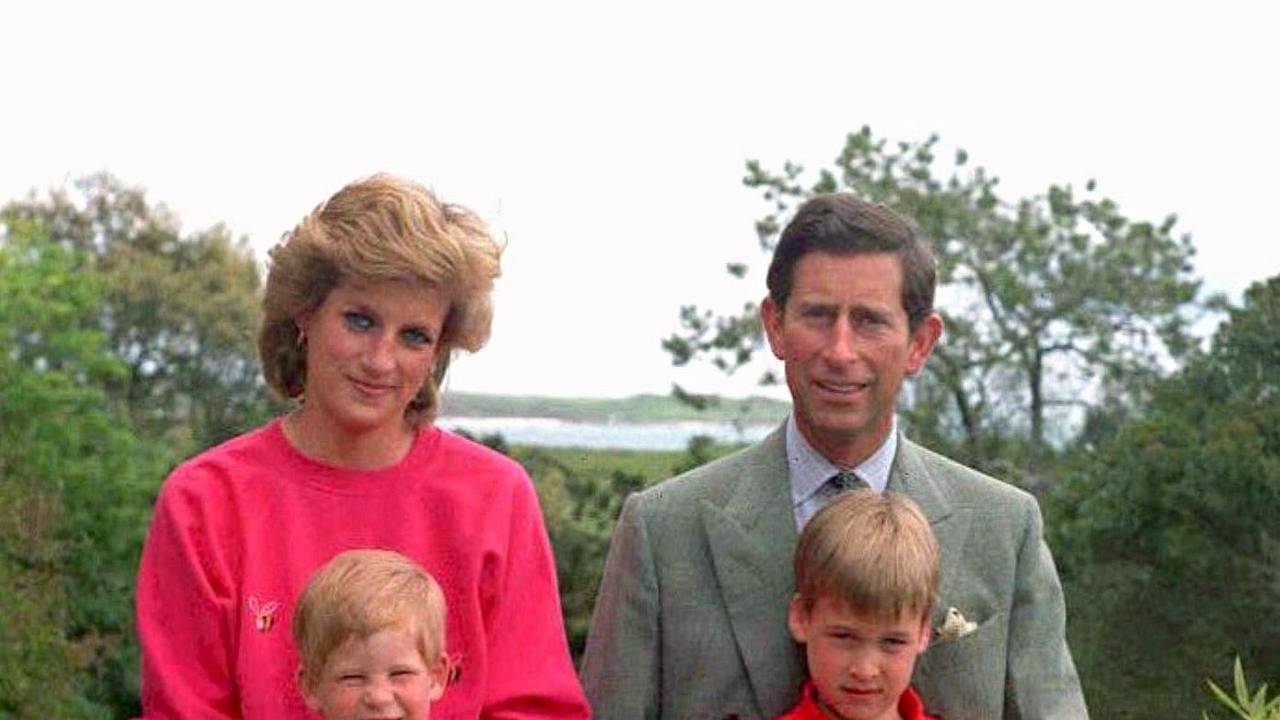 Royal familiy: So idyllisch wie auf dem Foto war es wohl nie. Die Prinzen Harry (vorne links) und William neben ihrer Mutter, Prinzessin Diana und Prinz Charles im Jahr 1998. Die Beziehung zwischen den Brüdern war nicht immer so eng, sagt eine Expertin. Prinz Charles und Prinzessin Diana mit ihren Kindern Harry (l) und William auf den Scilly-Inseln (Archivfoto vom 01.06.1989). Als Vater kümmerte er sich liebevoll um die beiden Söhne William und Harry, zu denen er auch heute ein gutes Verhältnis hat. Am 14. November 2008 feiert er seinen 60. Geburtstag. (zu dpa-Themenpaket "Prinz Charles wird 60" vom 05.11.2008) +++ dpa-Bildfunk +++