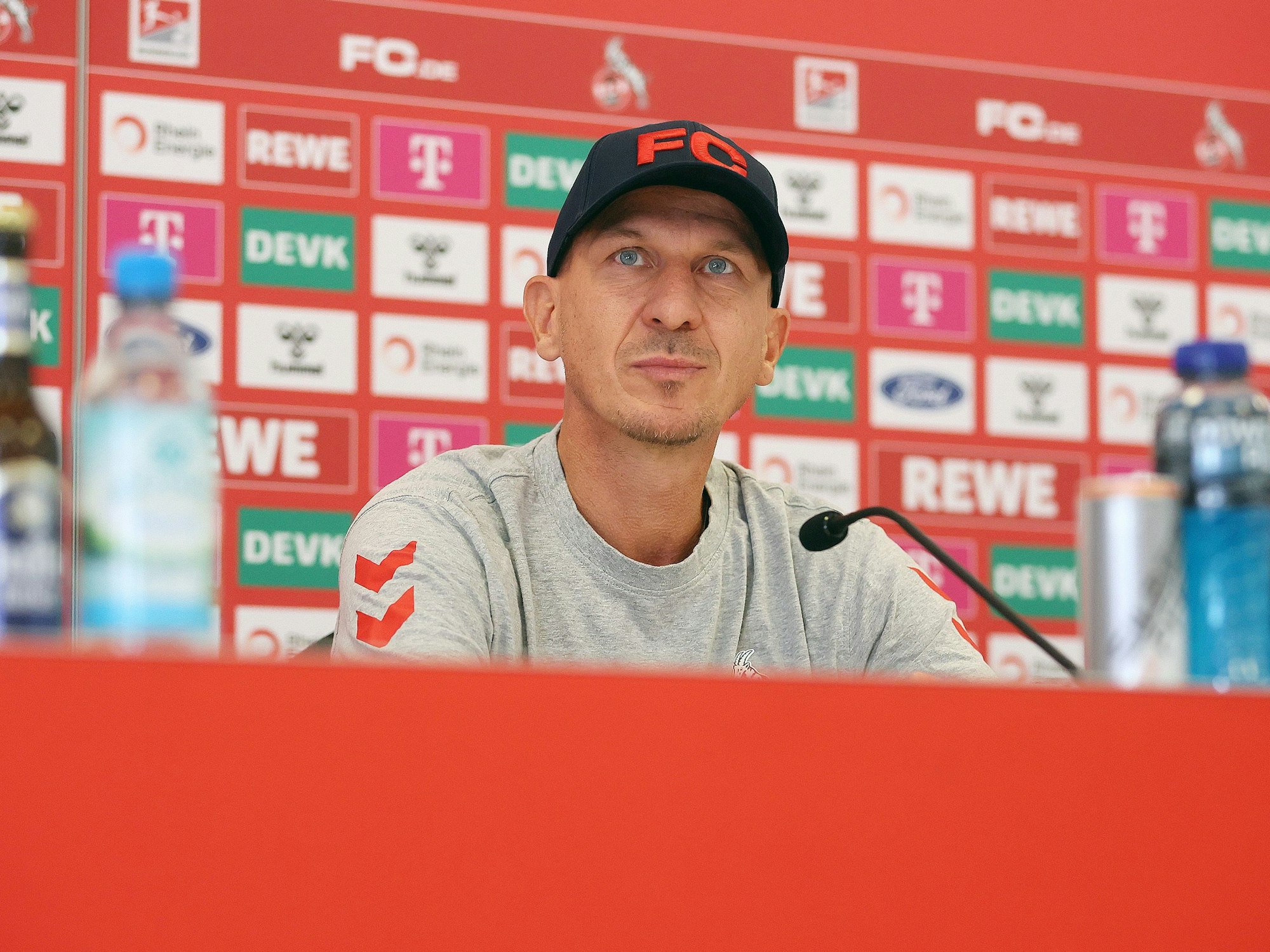 Trainer Gerhard Struber (1. FC Köln) spricht zu den Medienvertretern.