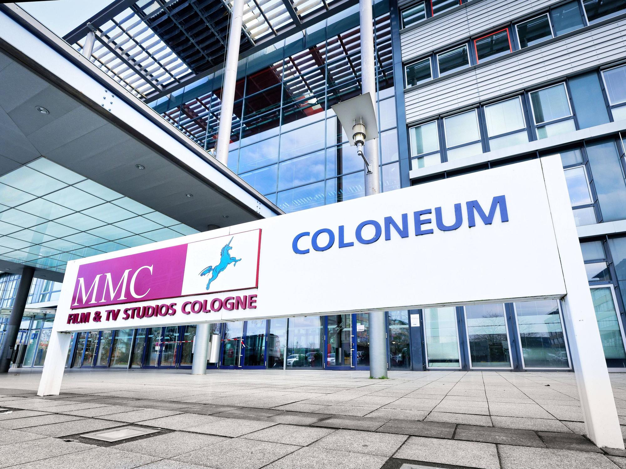 Werbeschild der MMC Film- und TV-Studios in Köln-Ossendorf am Eingangsbereich zum Coloneum.
