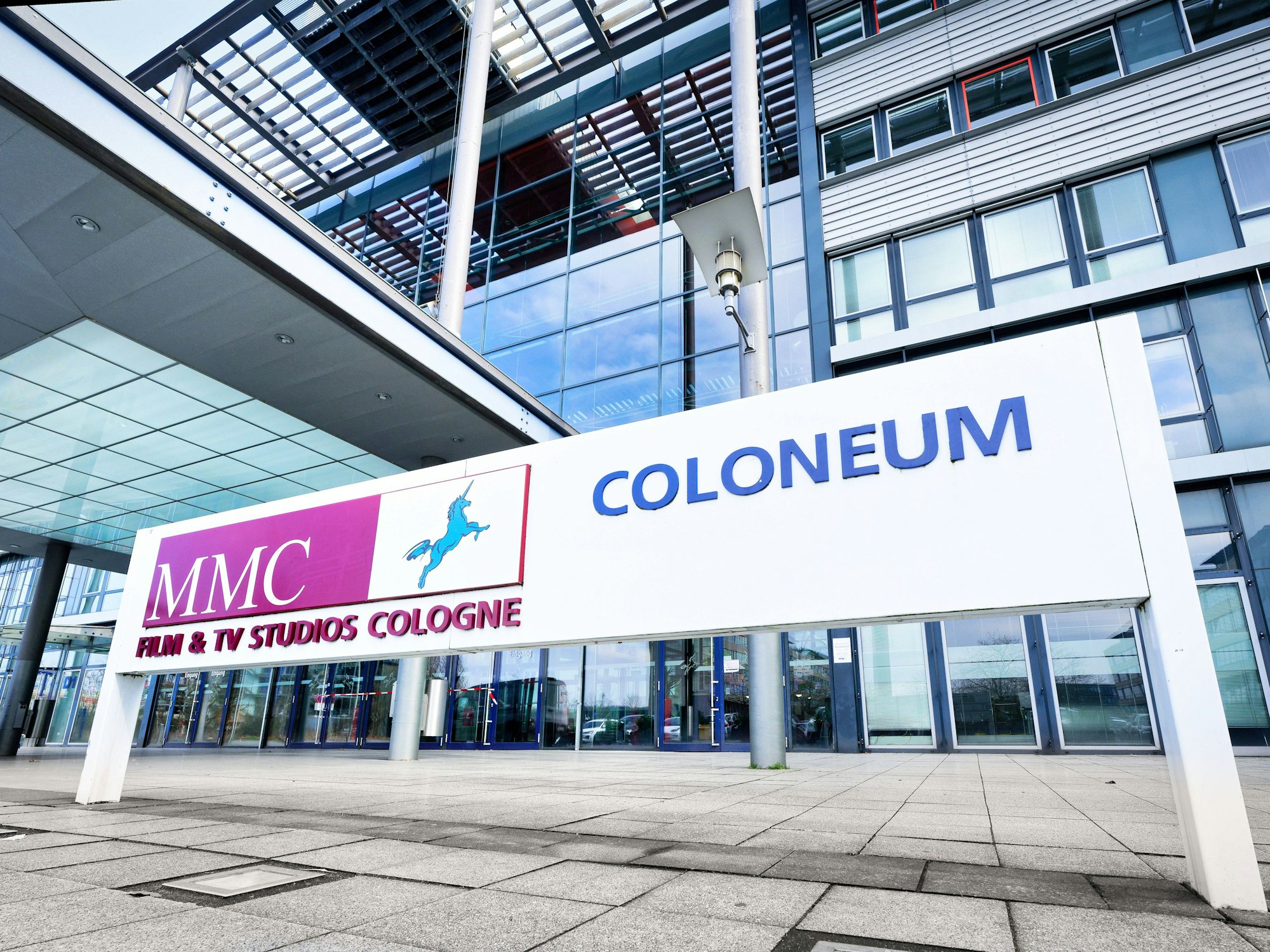 Werbeschild der MMC Film- und TV-Studios in Köln-Ossendorf am Eingangsbereich zum Coloneum.