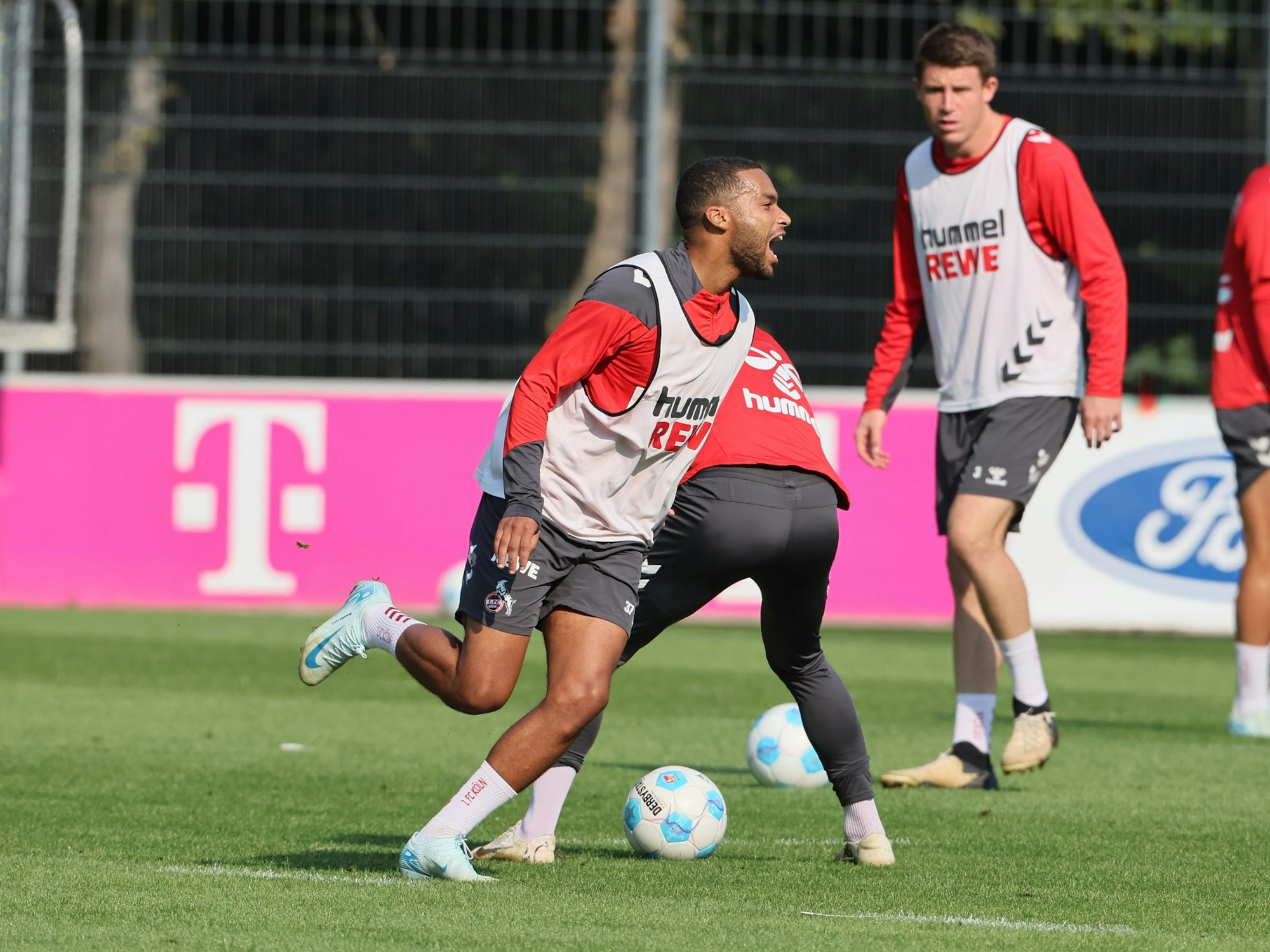 Linton Maina beim 1. FC Köln im Training.