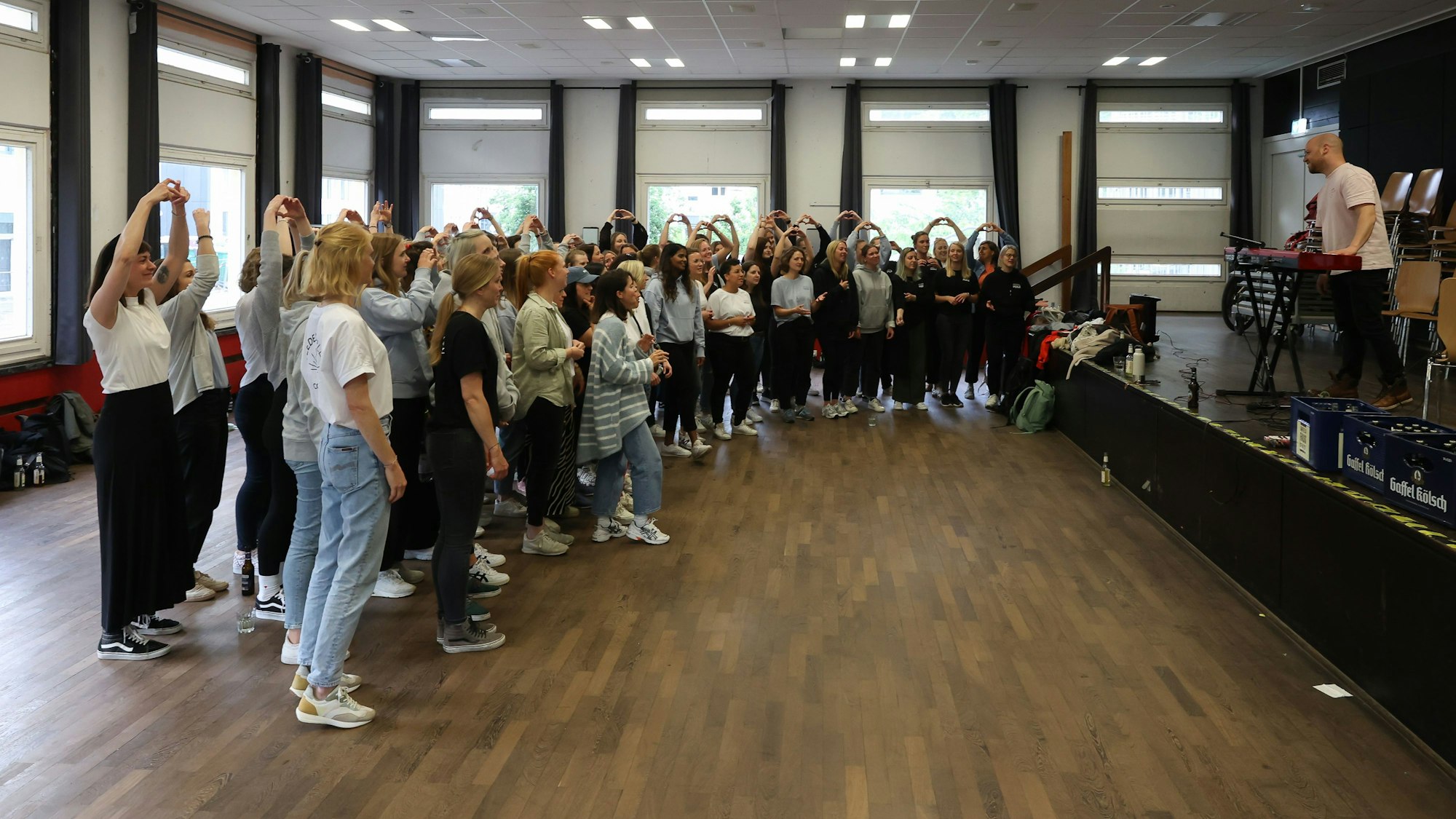 Chor Veedelperlen mit dem musikalischen Leiter Constantin Gold.