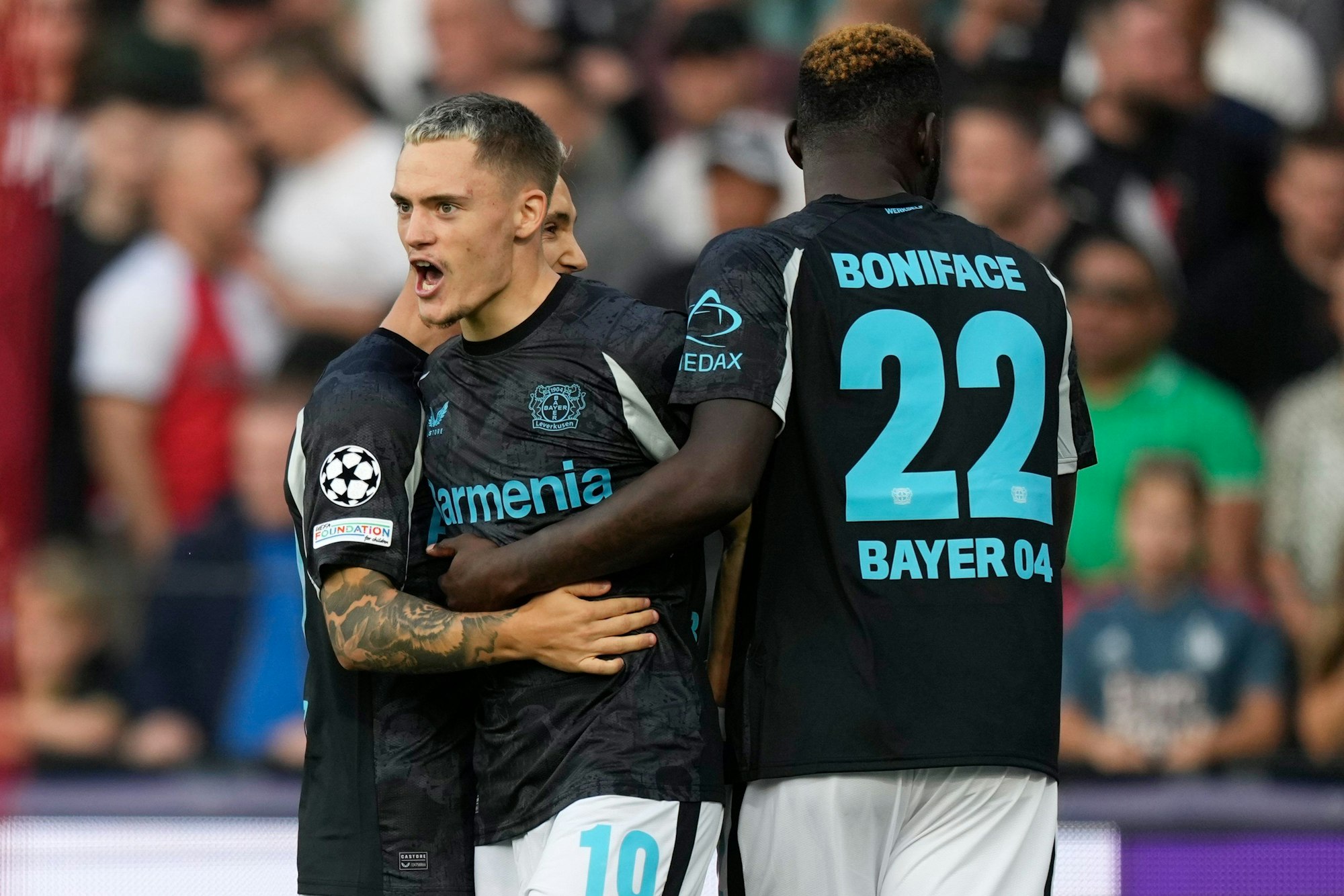 Florian Wirtz jubelt über sein Tor zum 1:0 für Bayern Leverkusen in Rotterdam.