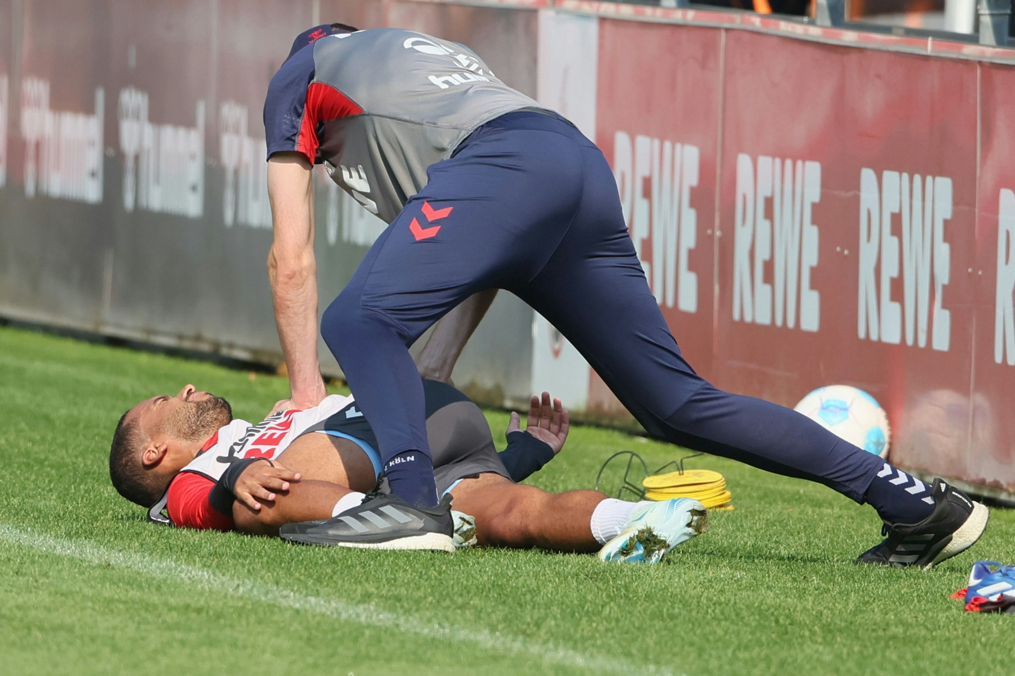 Linton Maina wird im Training behandelt.