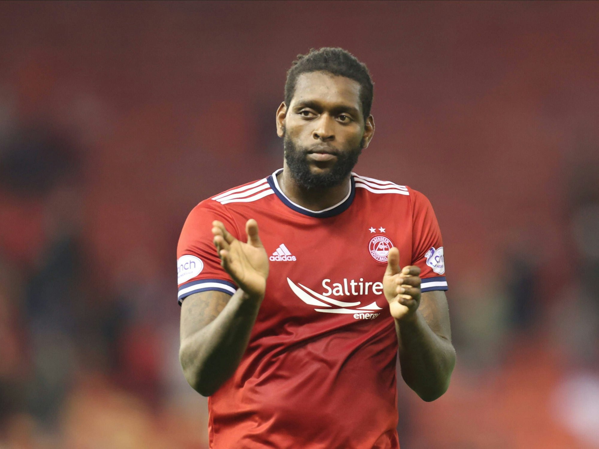Jay-Emmanuel Thomas während eines Conference-League-Spiels zwischen dem Aberdeen FC und Qarabag Agdam.