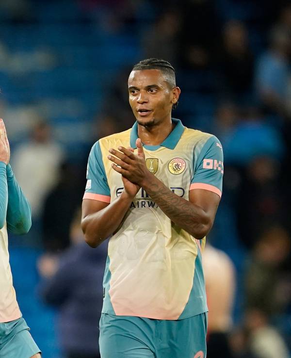 Jack Grealish und Manuel Akanji reagieren nach dem Spiel.