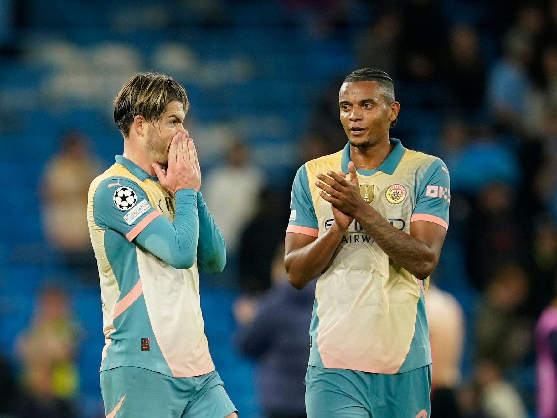 Jack Grealish und Manuel Akanji reagieren nach dem Spiel.