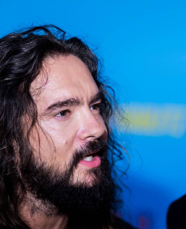 Die Zwillingsbrüder Bill (rechts) und Tom Kaulitz stehen auf dem Roten Teppich zur Netflix-Dokuserie „Kaulitz & Kaulitz“ anlässlich des Special Screenings im Delphi-Filmpalast in Berlin.
