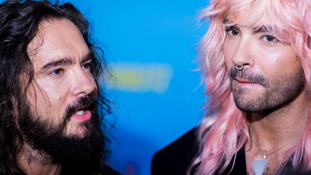 Die Zwillingsbrüder Bill (rechts) und Tom Kaulitz stehen auf dem Roten Teppich zur Netflix-Dokuserie „Kaulitz & Kaulitz“ anlässlich des Special Screenings im Delphi-Filmpalast in Berlin.