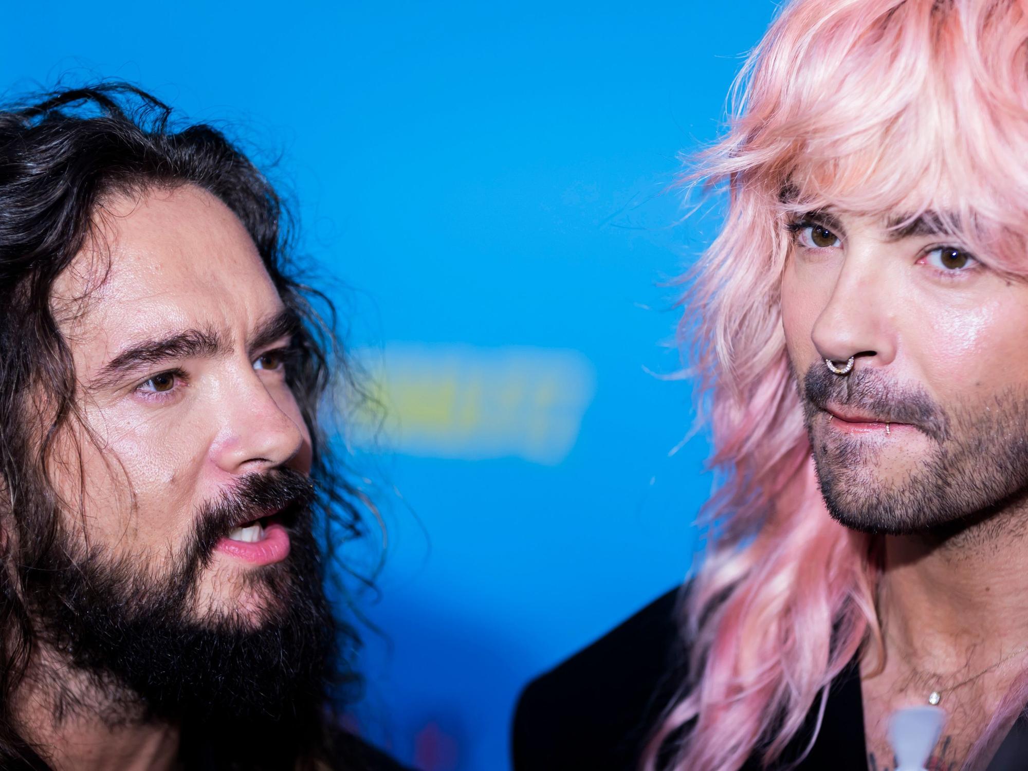 Die Zwillingsbrüder Bill (rechts) und Tom Kaulitz stehen auf dem Roten Teppich zur Netflix-Dokuserie „Kaulitz & Kaulitz“ anlässlich des Special Screenings im Delphi-Filmpalast in Berlin.