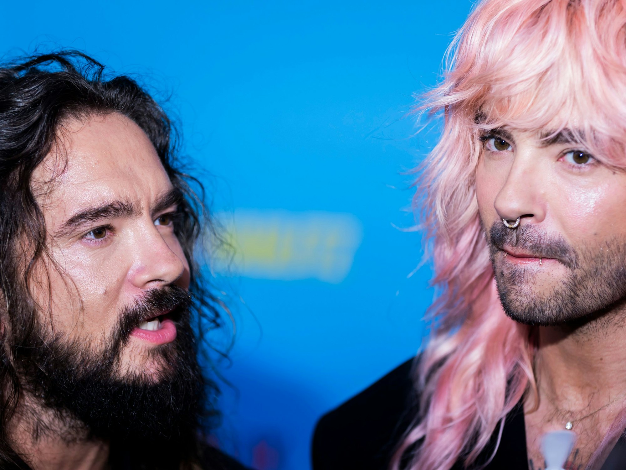 Die Zwillingsbrüder Bill (rechts) und Tom Kaulitz stehen auf dem Roten Teppich zur Netflix-Dokuserie „Kaulitz & Kaulitz“ anlässlich des Special Screenings im Delphi-Filmpalast in Berlin.