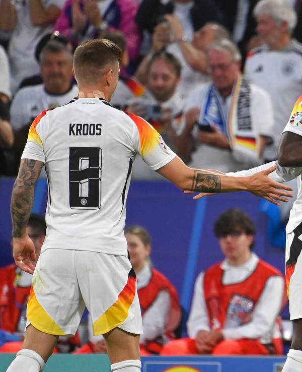 Toni Kroos, Jamal Musiala und Antonio Rüdiger bejubeln einen Treffer gegen Schottland.