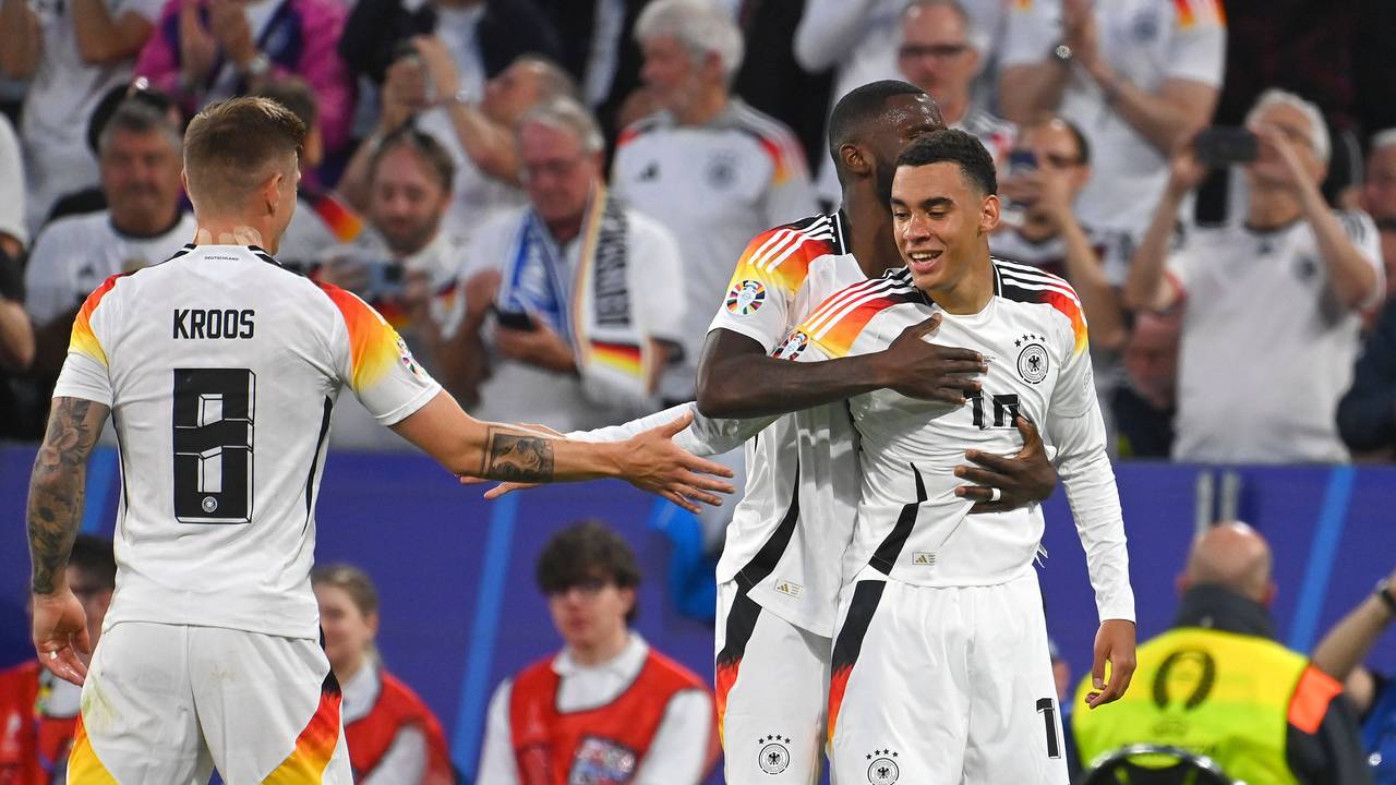 Toni Kroos, Jamal Musiala und Antonio Rüdiger bejubeln einen Treffer gegen Schottland.