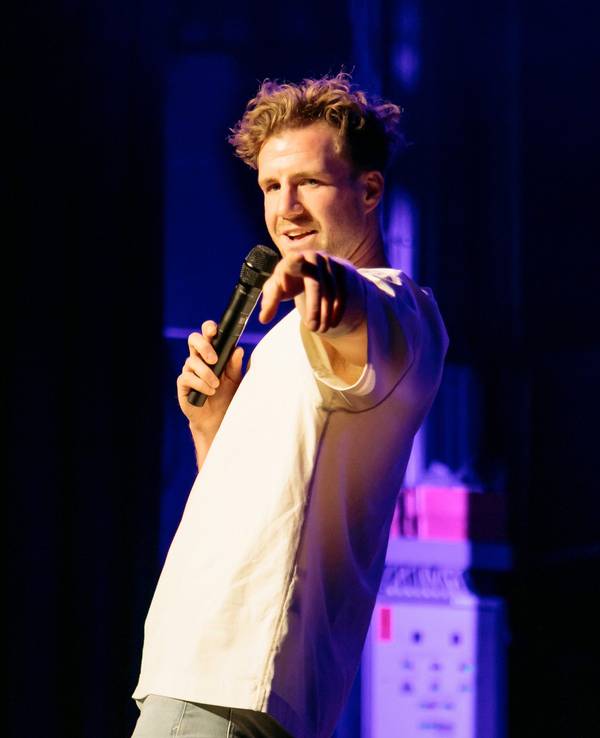 Komiker Luke Mockridge bei seinem Auftritt am 18. September 2024 in der Simm City in Wien.