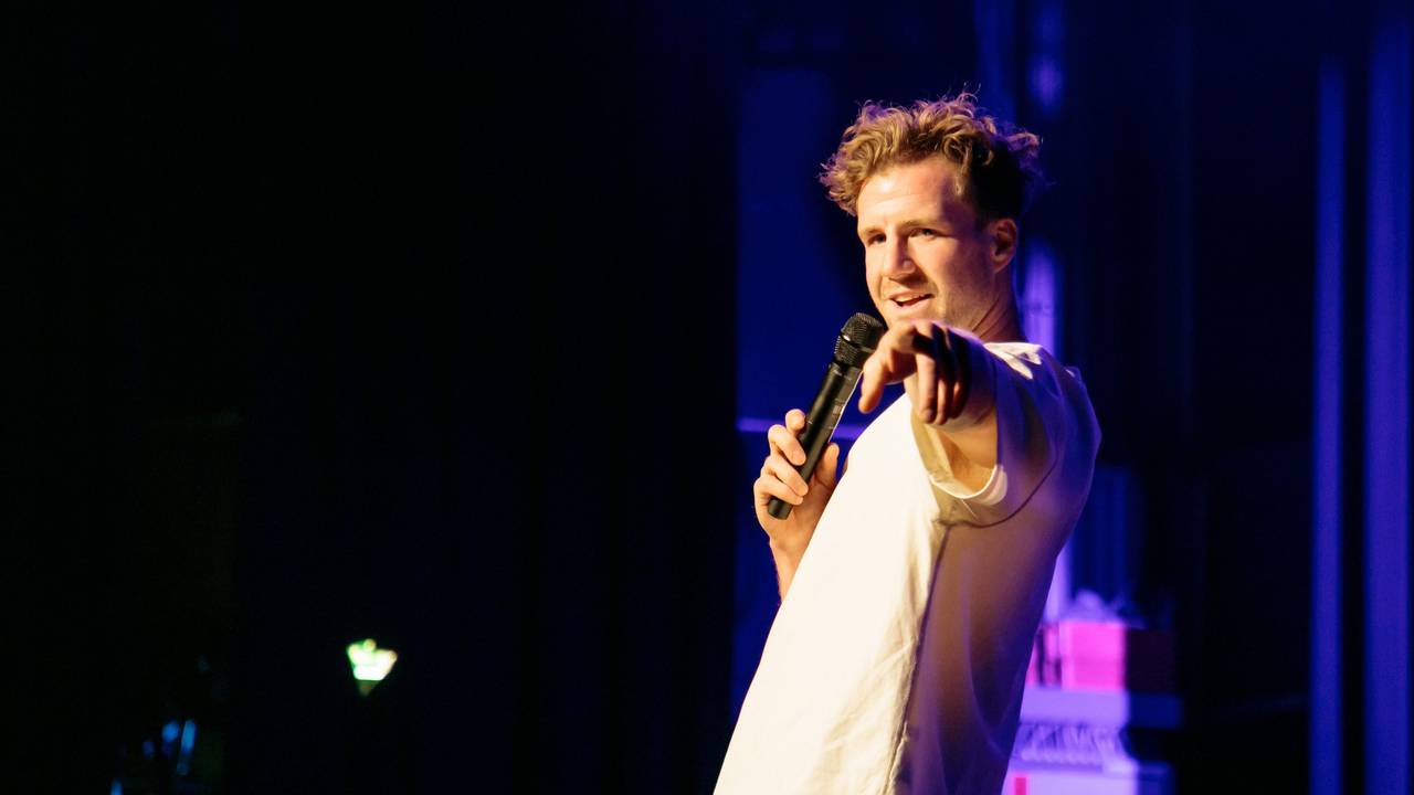 Komiker Luke Mockridge bei seinem Auftritt am 18. September 2024 in der Simm City in Wien.