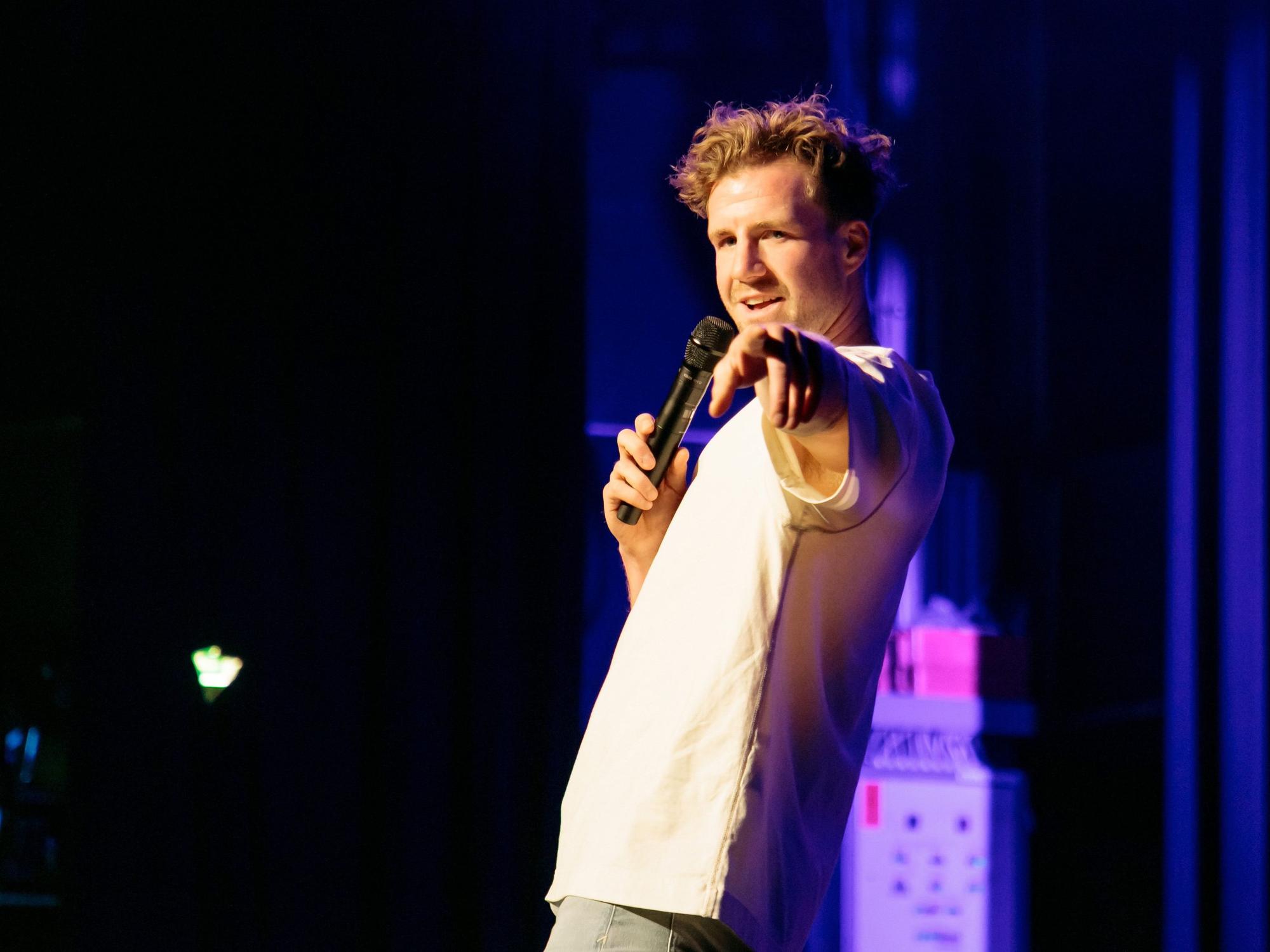 Komiker Luke Mockridge bei seinem Auftritt am 18. September 2024 in der Simm City in Wien.
