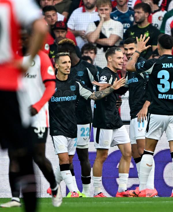 Die Profis von Bayer Leverkusen jubeln in Rotterdam über ein Tor.