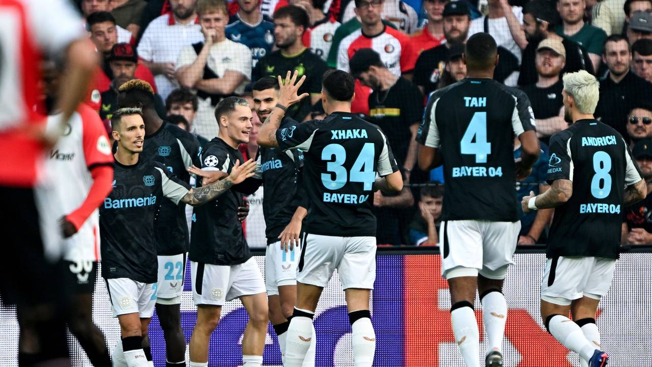 Die Profis von Bayer Leverkusen jubeln in Rotterdam über ein Tor.