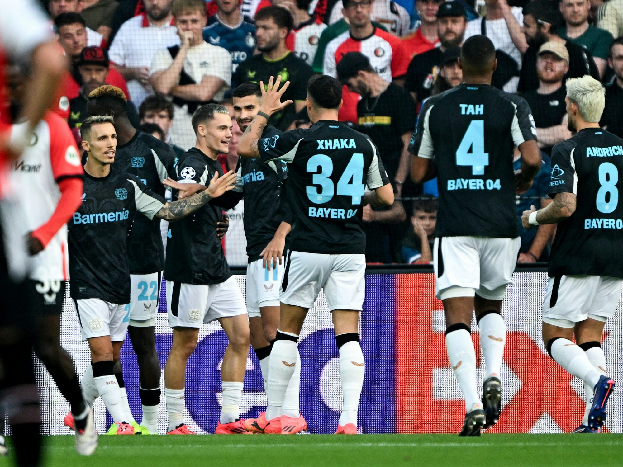 Die Profis von Bayer Leverkusen jubeln in Rotterdam über ein Tor.