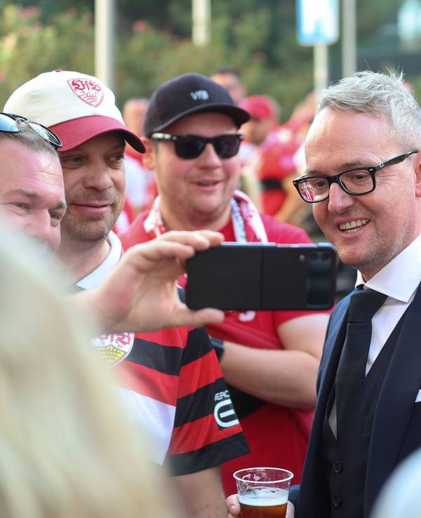 Alexander Wehrle macht mit VfB-Anhängern auf dem Fanfest Selfies.