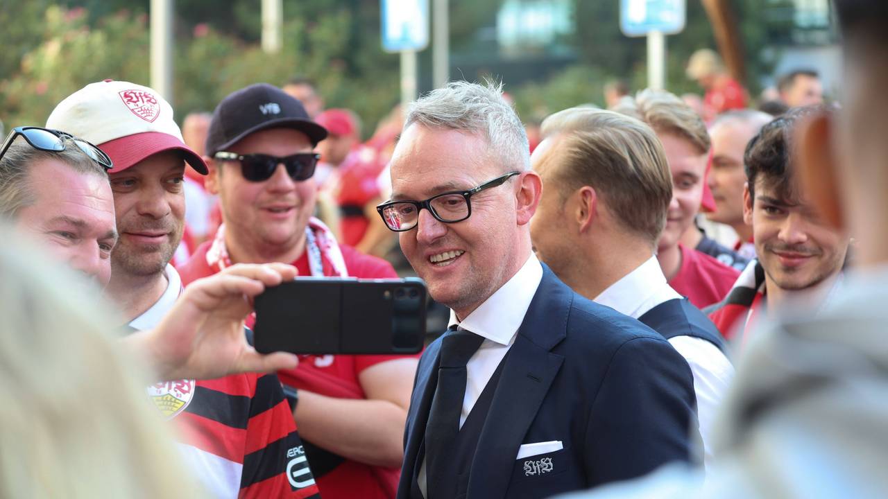 Alexander Wehrle macht mit VfB-Anhängern auf dem Fanfest Selfies.