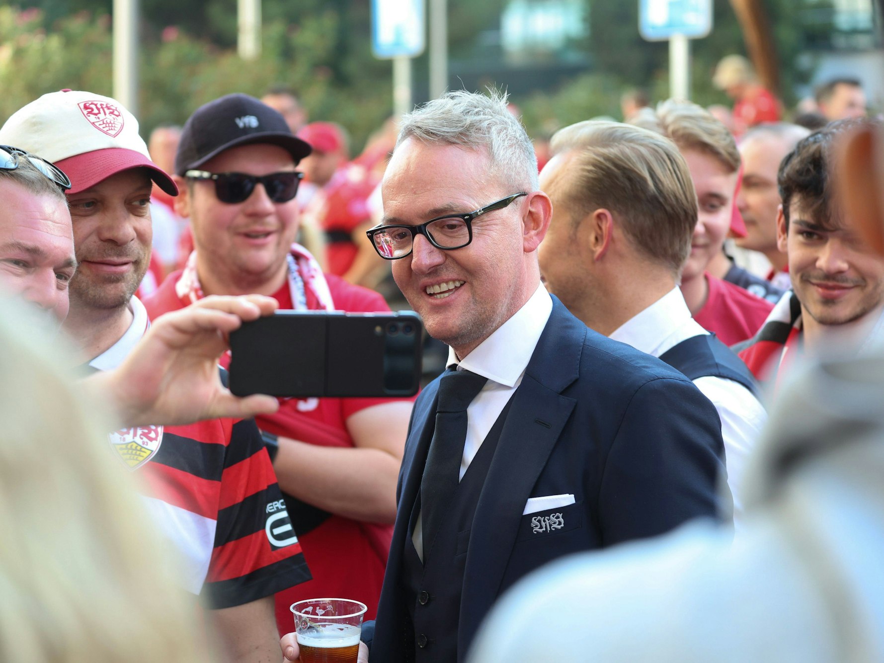 Alexander Wehrle macht mit VfB-Anhängern auf dem Fanfest Selfies.