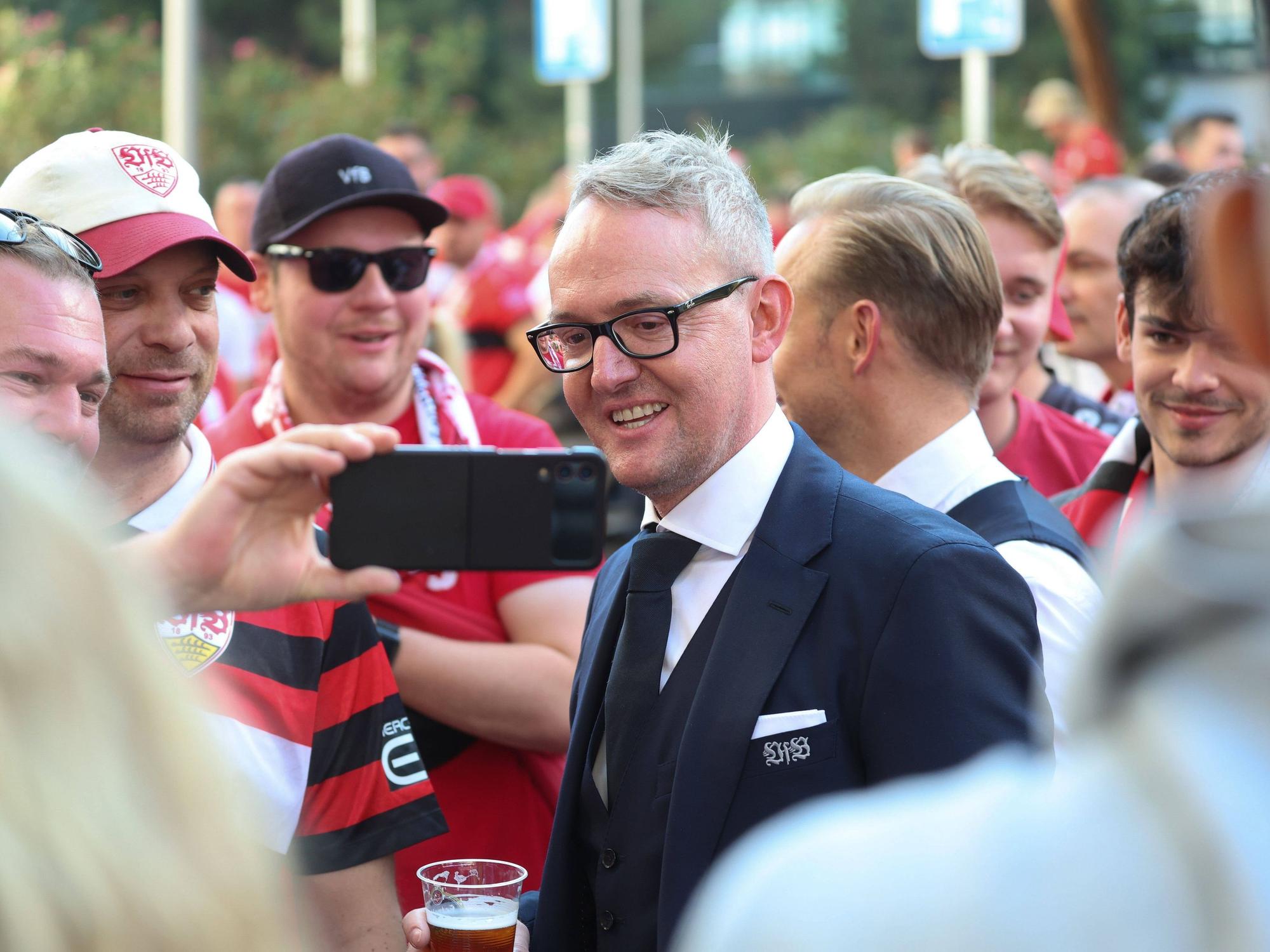 Alexander Wehrle macht mit VfB-Anhängern auf dem Fanfest Selfies.
