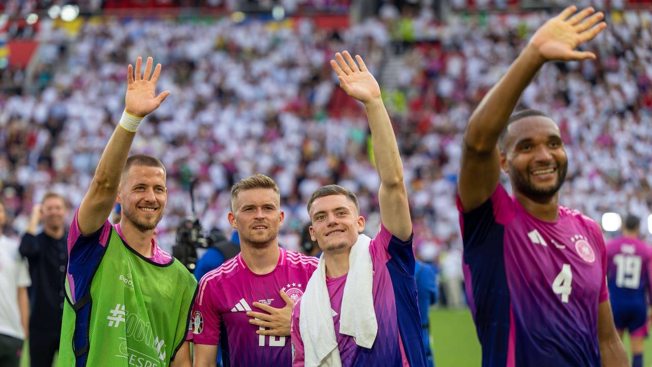 Waldemar Anton, Maximilian Mittelstädt, Florian Wirtz und Jonathan Tah winken nach dem 2:0-Sieg über Ungarn bei der EM.