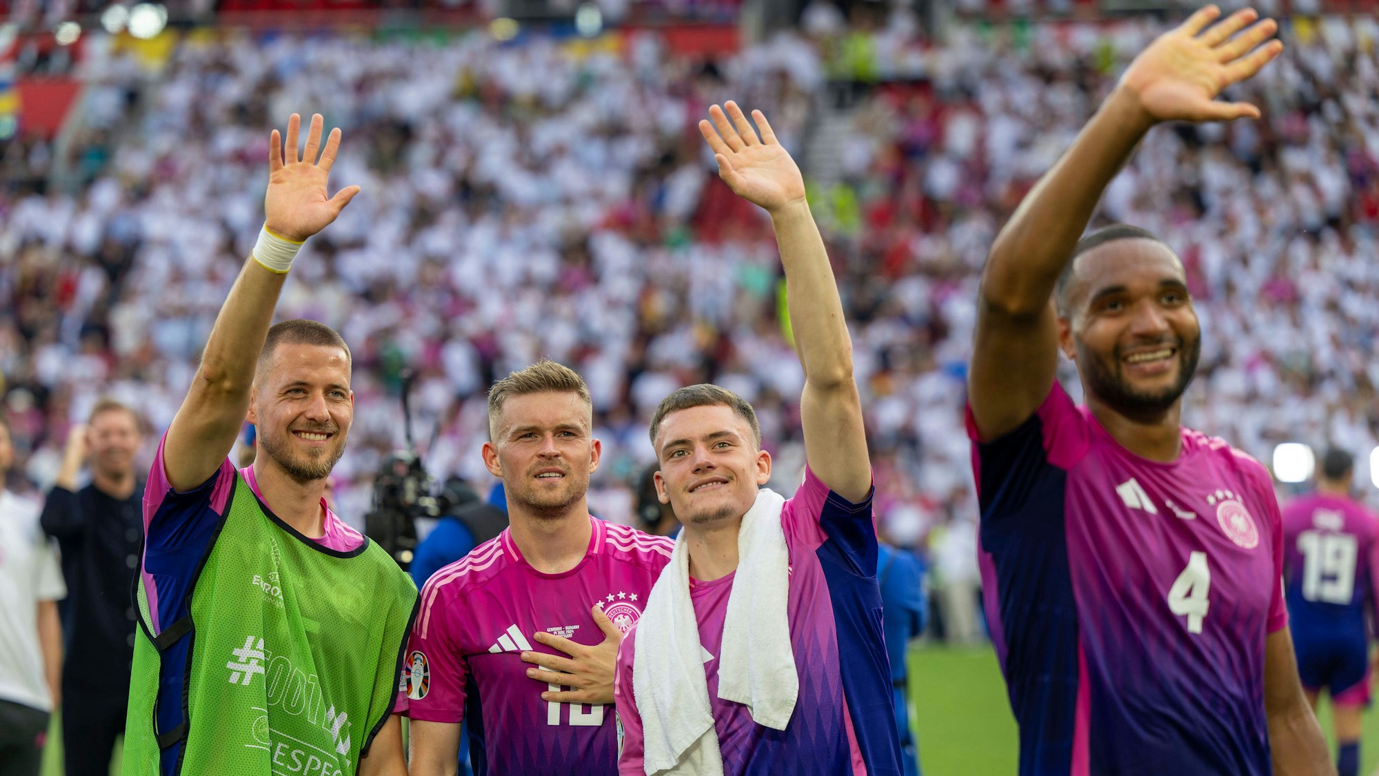 Waldemar Anton, Maximilian Mittelstädt, Florian Wirtz und Jonathan Tah winken nach dem 2:0-Sieg über Ungarn bei der EM.