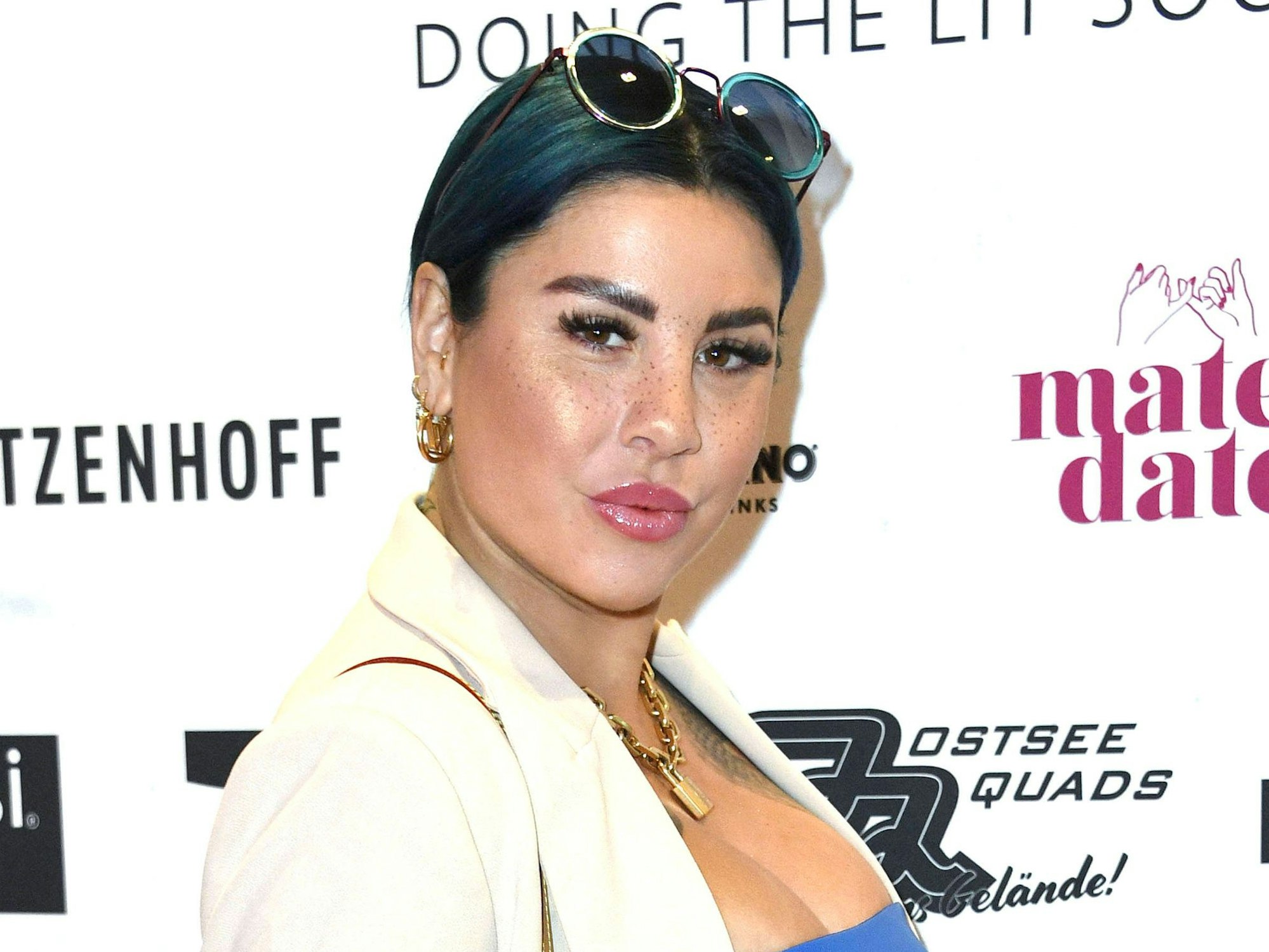 Kate Merlan, hier bei einem Influencer-Event 2023 in Berlin, trauert um ihre verstorbene Mutter.