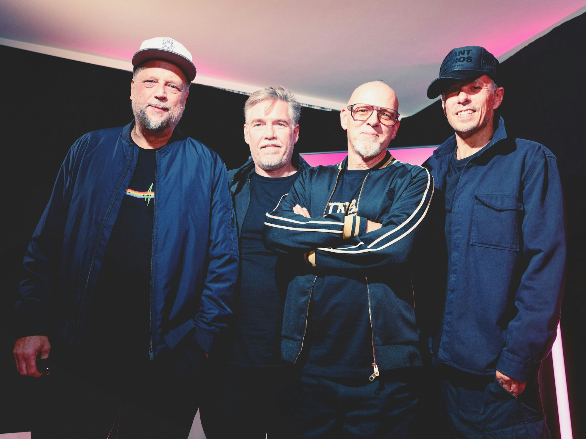 „Die Fantastischen Vier“ posieren in einem Hotelzimmer