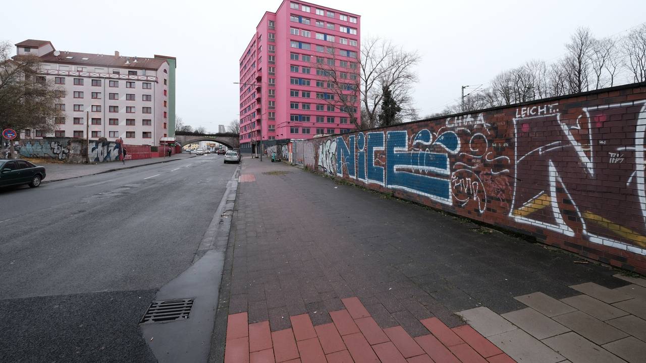 Blick von der Hornstraße auf das markante pinke Pascha, das Bordell in Köln.