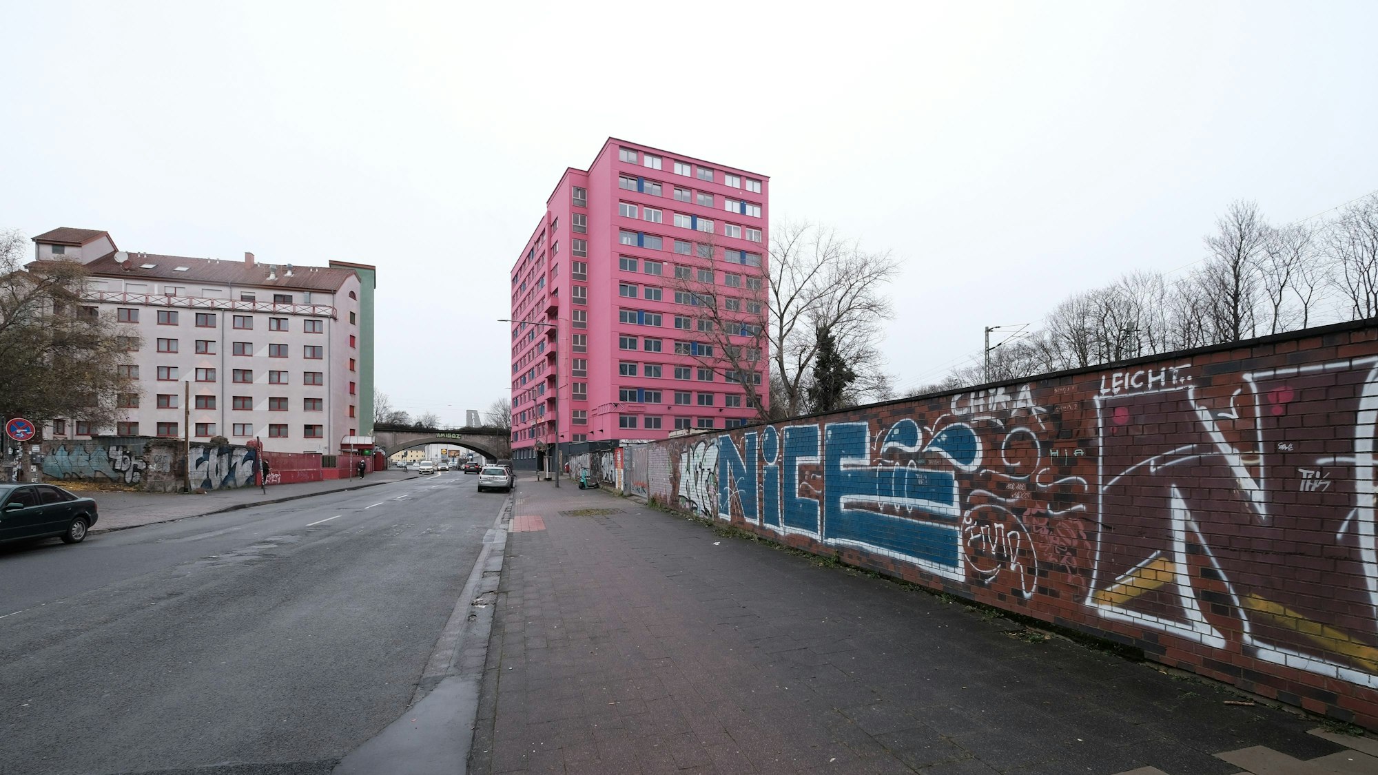 Blick von der Hornstraße auf das markante pinke Pascha, das Bordell in Köln.