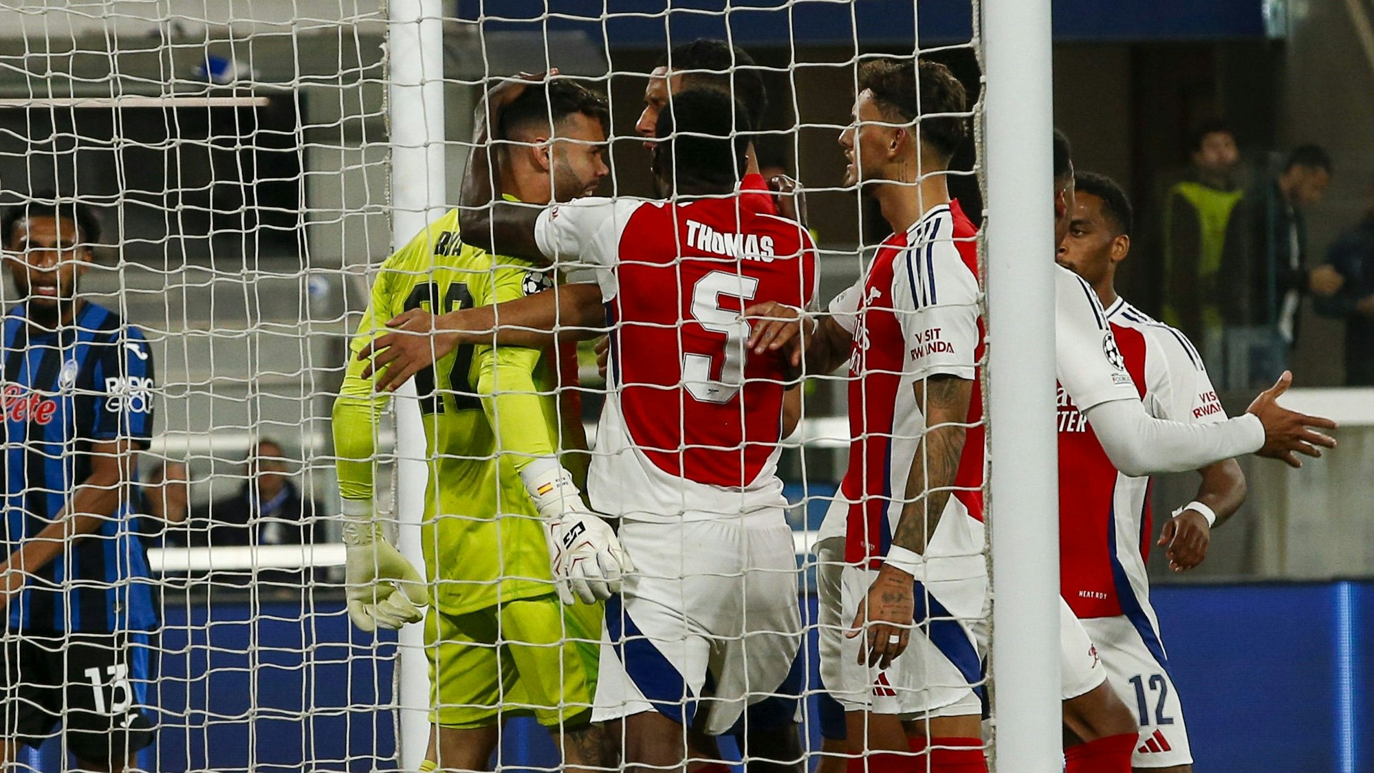 David Raya wird am 19. September 2024 im Spiel des FC Arsenal bei Atalanta Bergamo von den Mitspielern gefeiert.