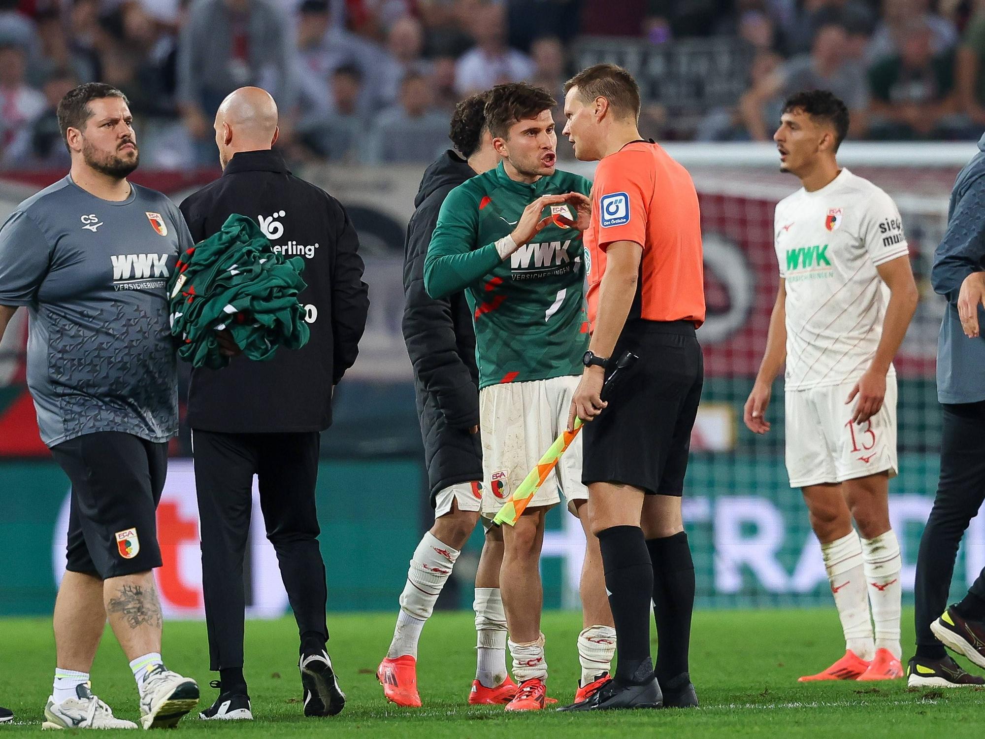 Elvis Rexhbecaj redet nach dem Spiel auf Linienrichter Thorben Siewer ein.